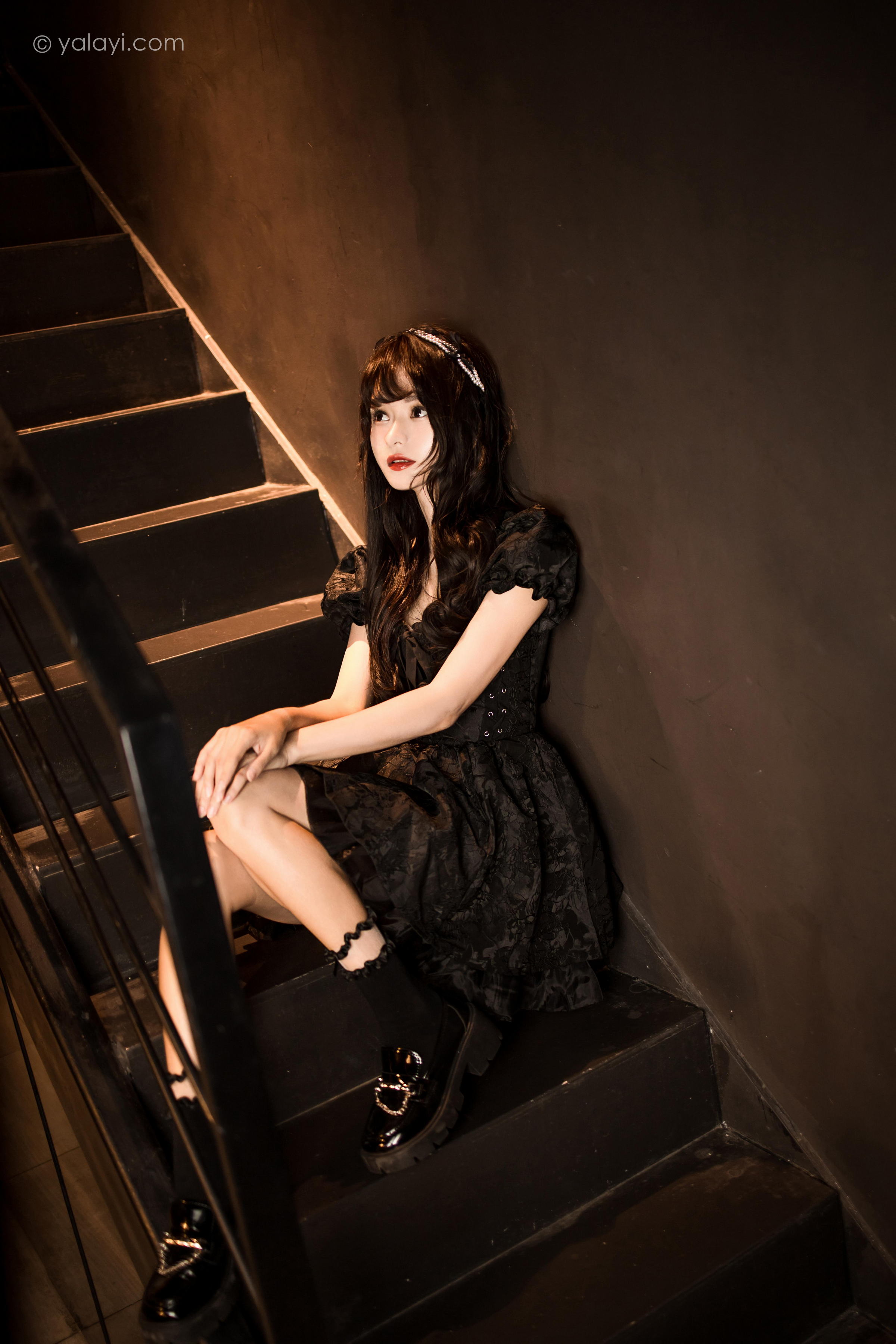 [YALAYI雅拉伊]2022.10.17 手办女友 小亭 黑色蕾丝连衣裙加黑色丝袜美腿清纯写真集第2张