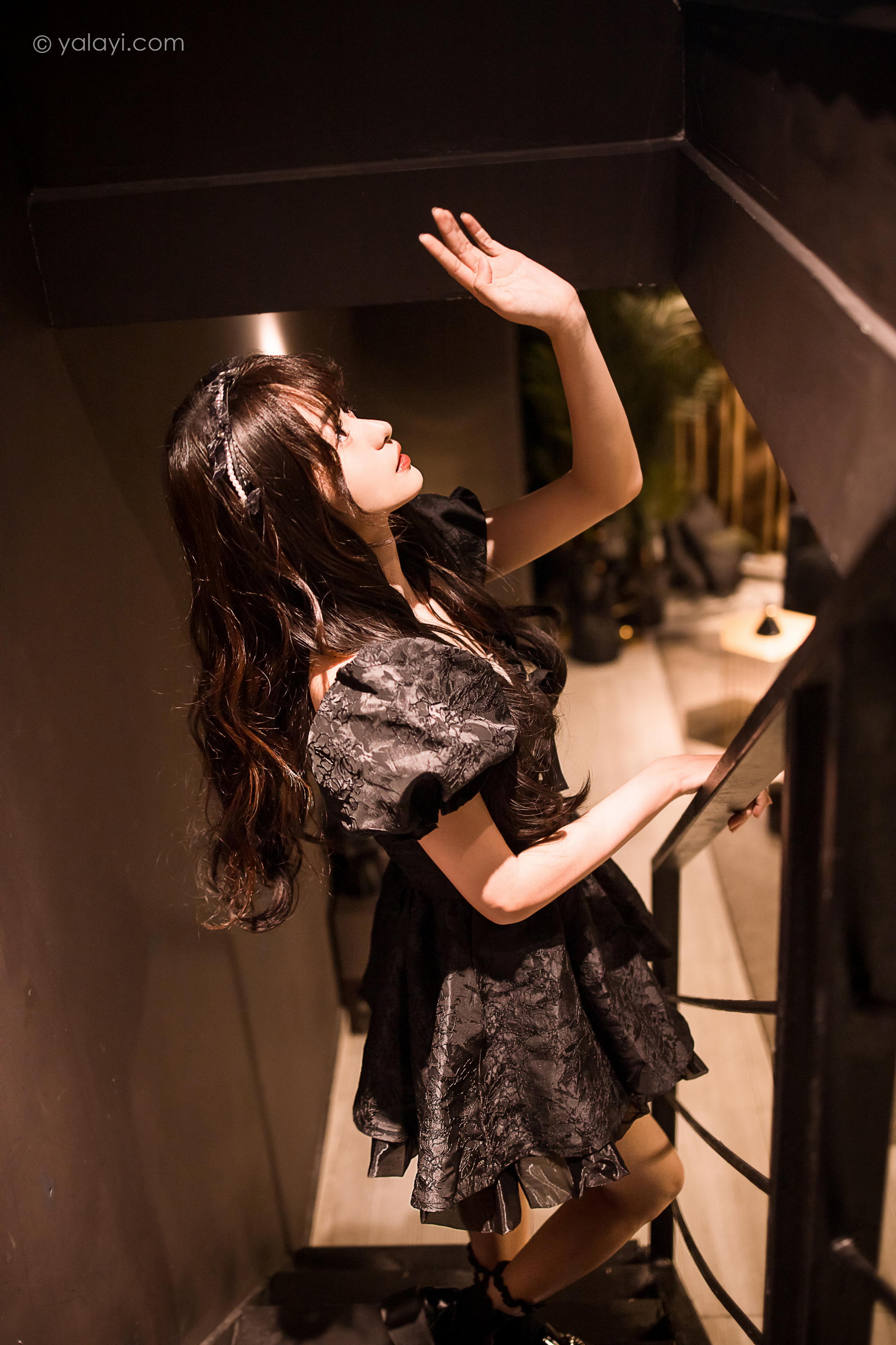 [YALAYI雅拉伊]2022.10.17 手办女友 小亭 黑色蕾丝连衣裙加黑色丝袜美腿清纯写真集第7张