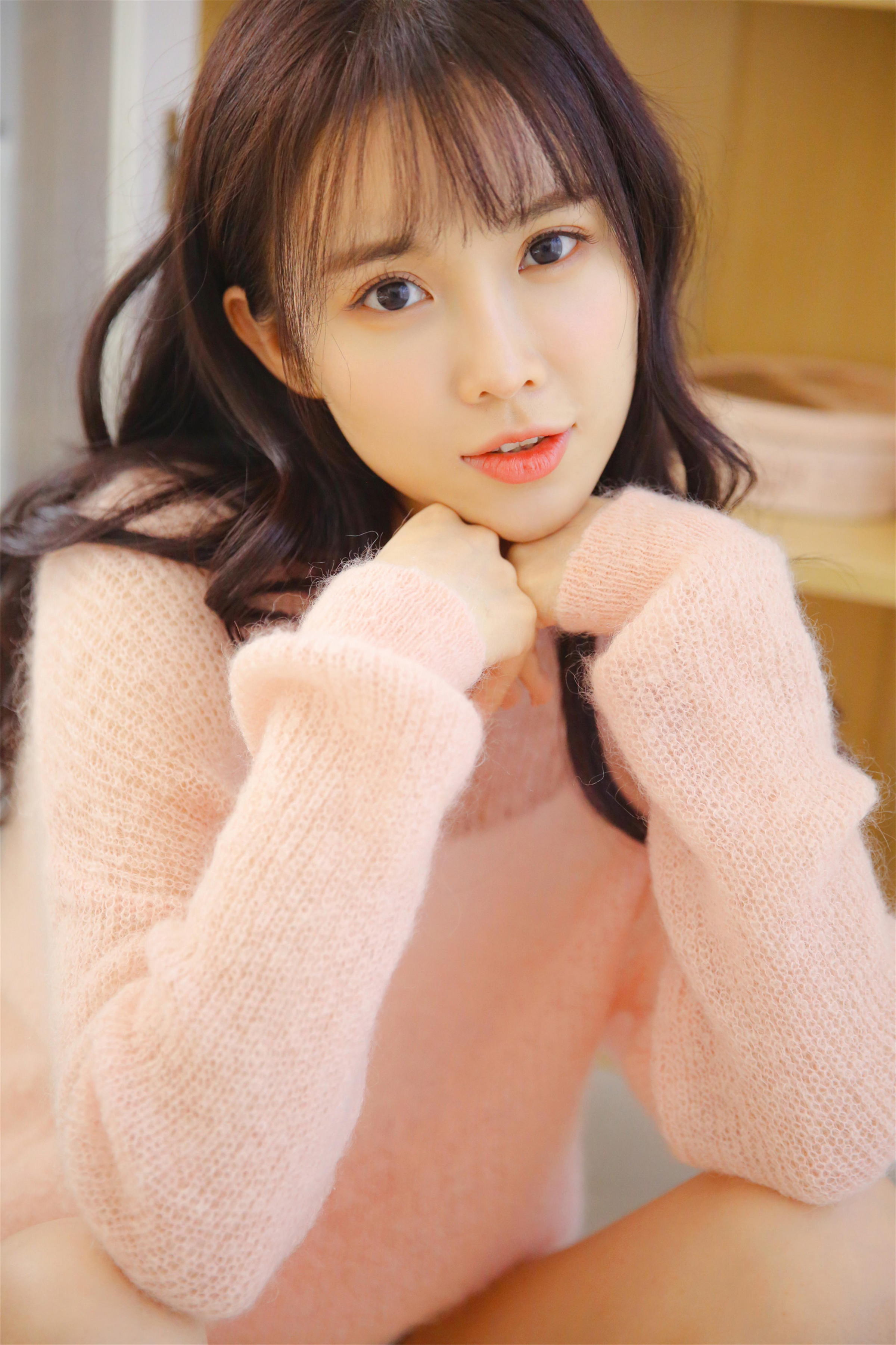 [YALAYI雅拉伊]2022.10.24 恋爱的味道 清纯少女 粉色镂空毛衣加白色短裤写真集第8张