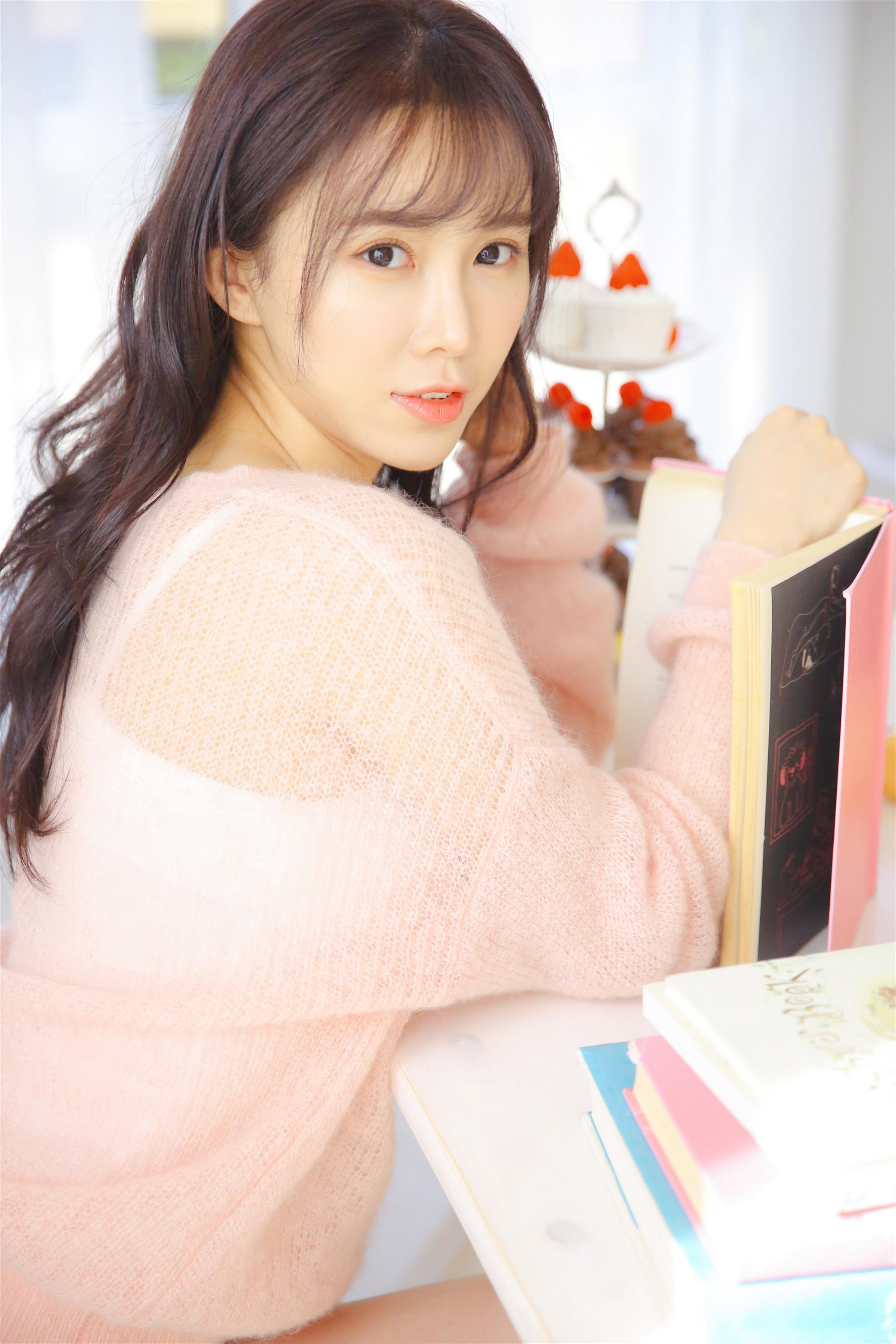 [YALAYI雅拉伊]2022.10.24 恋爱的味道 清纯少女 粉色镂空毛衣加白色短裤写真集第1张