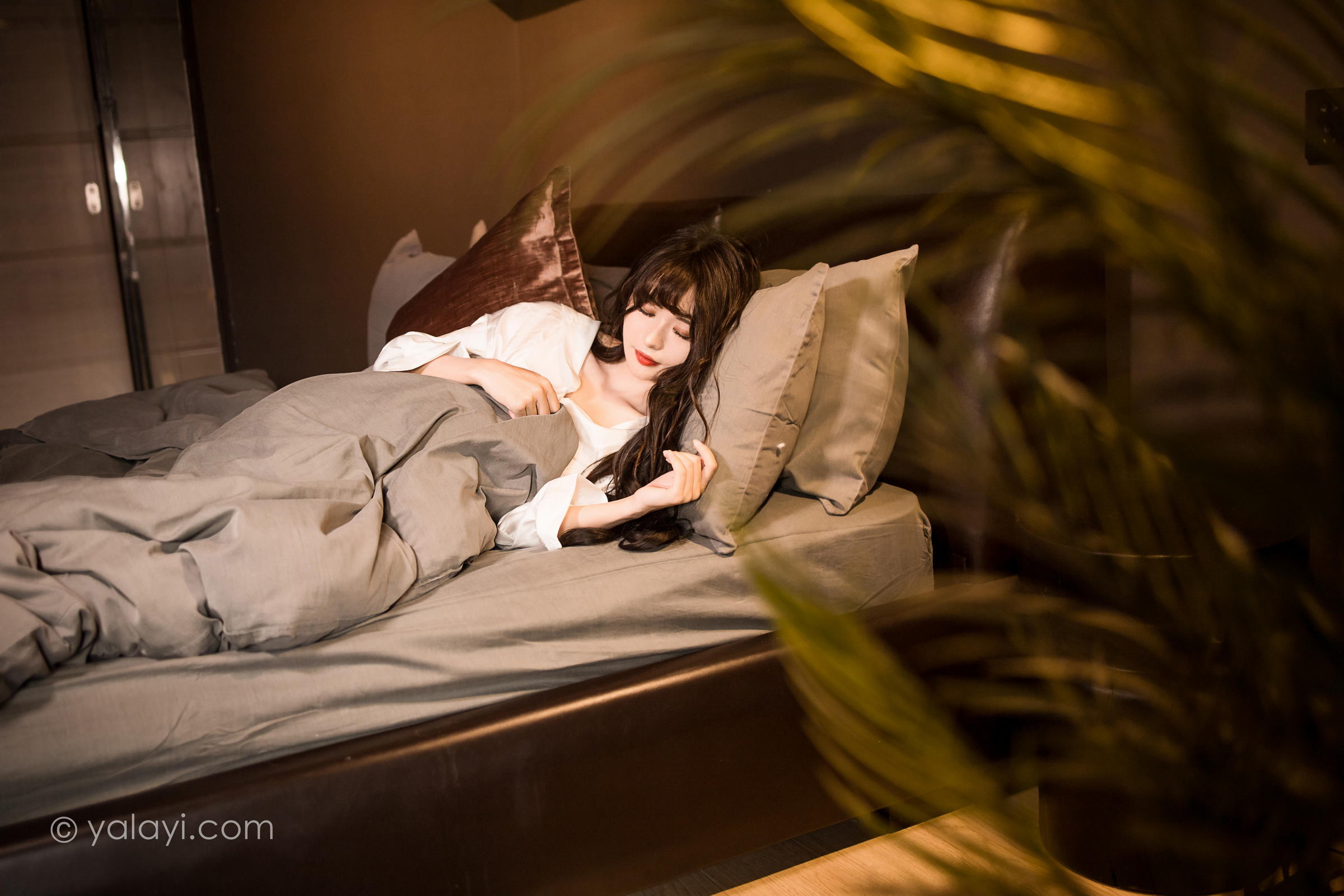 [YALAYI雅拉伊]2022.10.25 温婉如玉 小亭 白色真丝睡衣加性感内衣私房写真集第5张