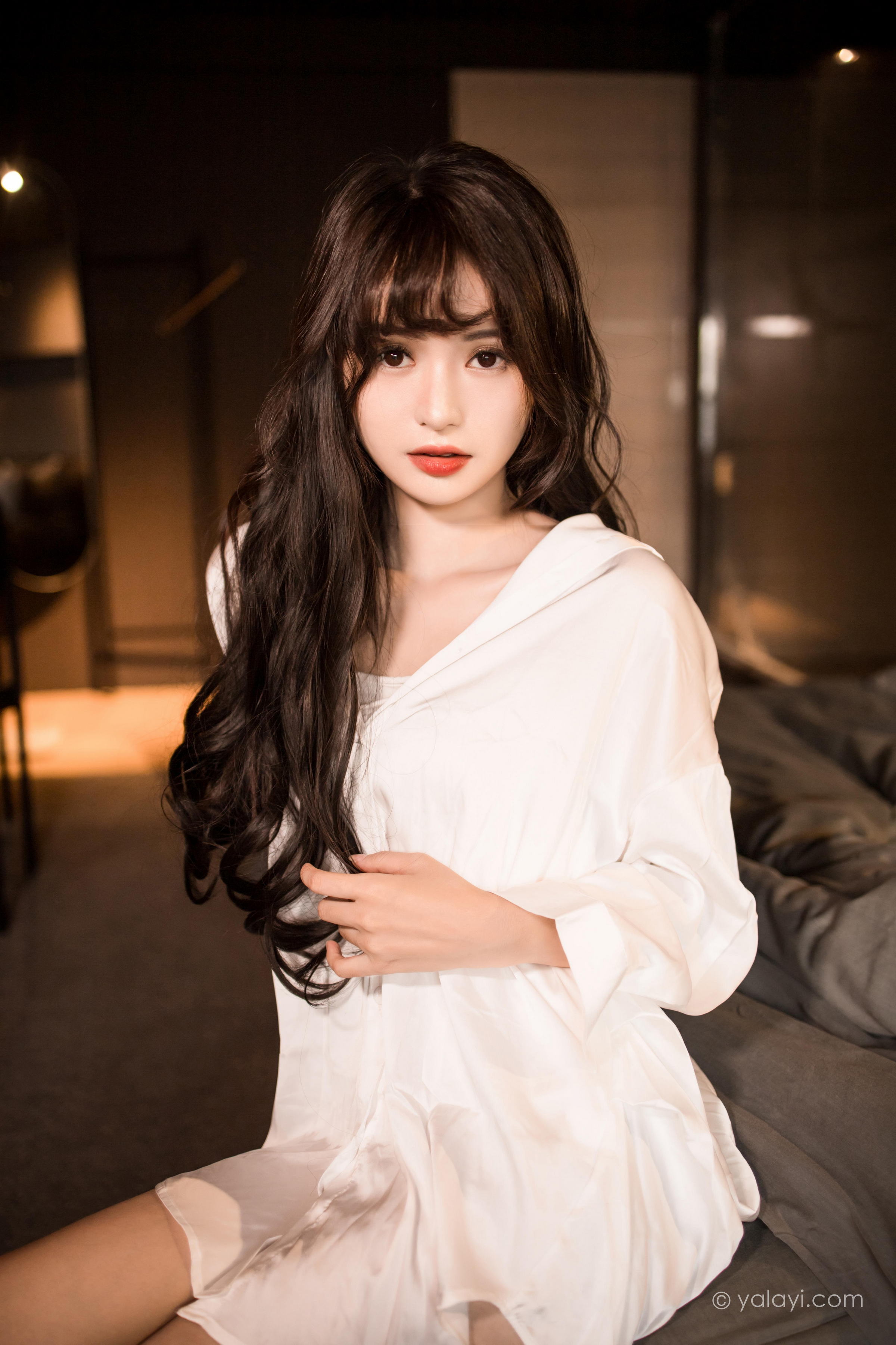 [YALAYI雅拉伊]2022.10.25 温婉如玉 小亭 白色真丝睡衣加性感内衣私房写真集第8张