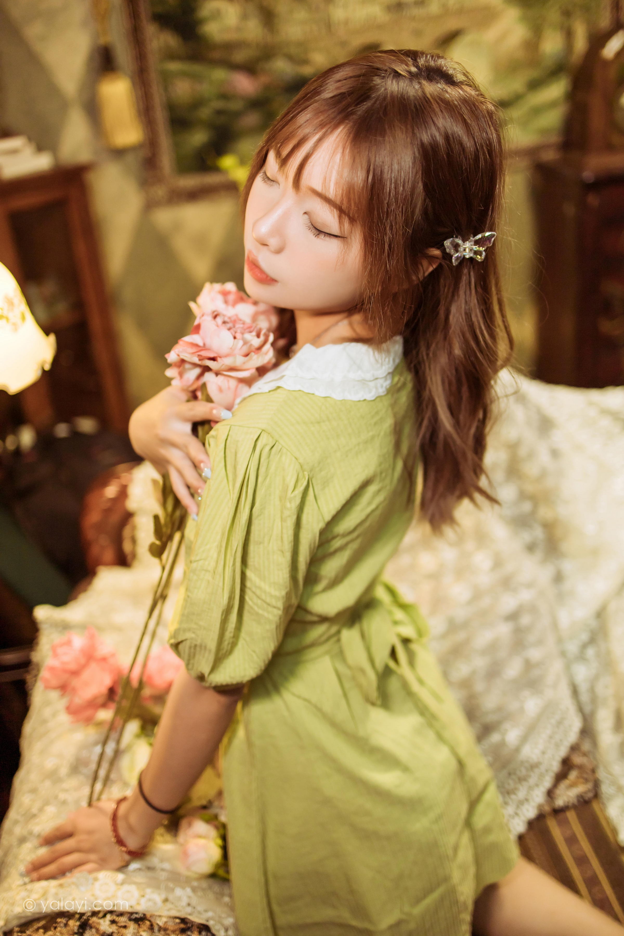 [YALAYI雅拉伊]2022.11.08 岁月 阿禾 淡黄色复古连衣裙居家清纯写真集第2张