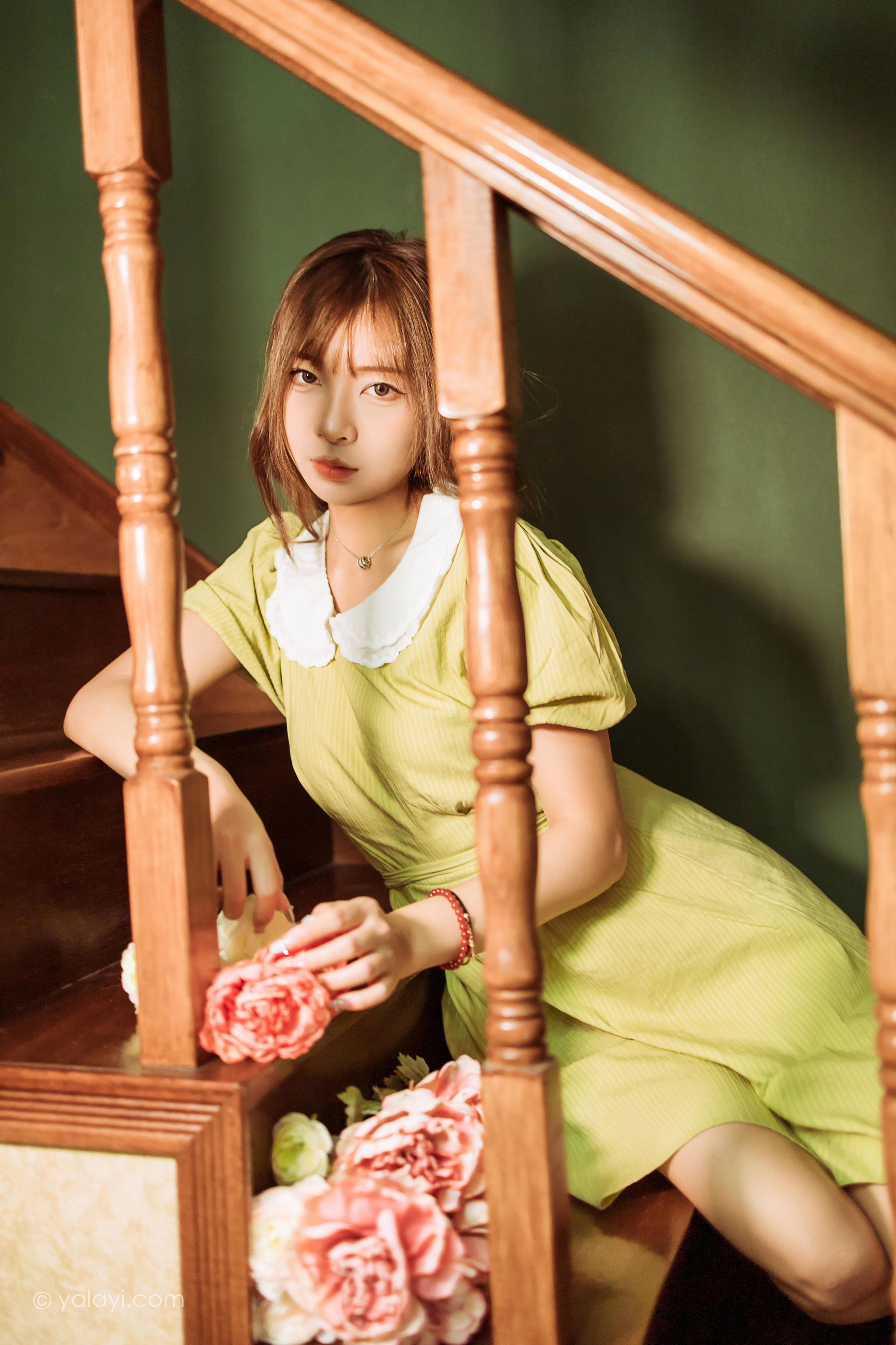 [YALAYI雅拉伊]2022.11.08 岁月 阿禾 淡黄色复古连衣裙居家清纯写真集第7张