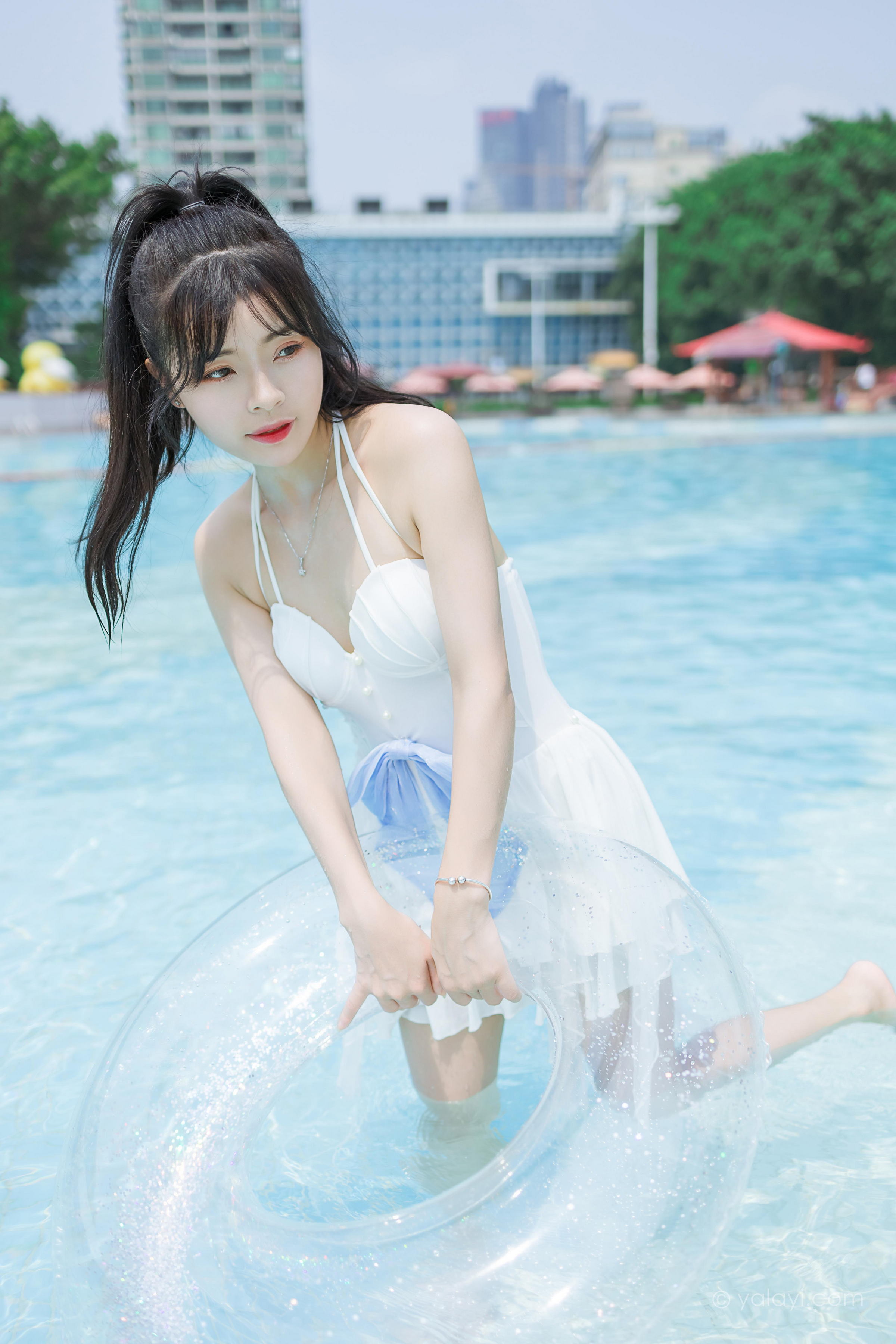 [YALAYI雅拉伊]2022.11.12 美人鱼 程小蝶 白色吊带比基尼泳装小短裙性感写真集第8张