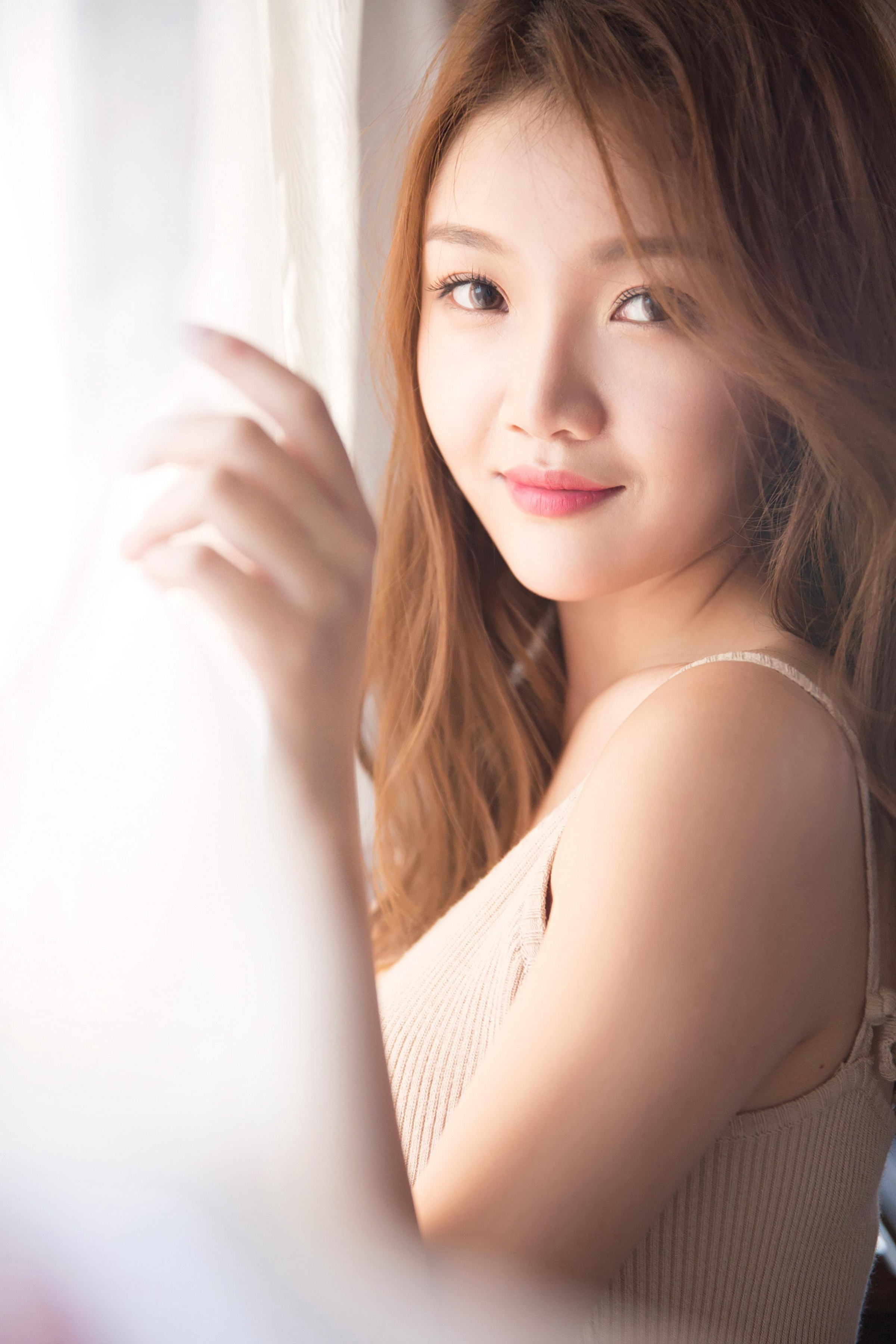 [YALAYI雅拉伊]2022.11.16 可爱的小美人儿 橙色外套加棕色吊带连衣裙居家清纯写真集第7张