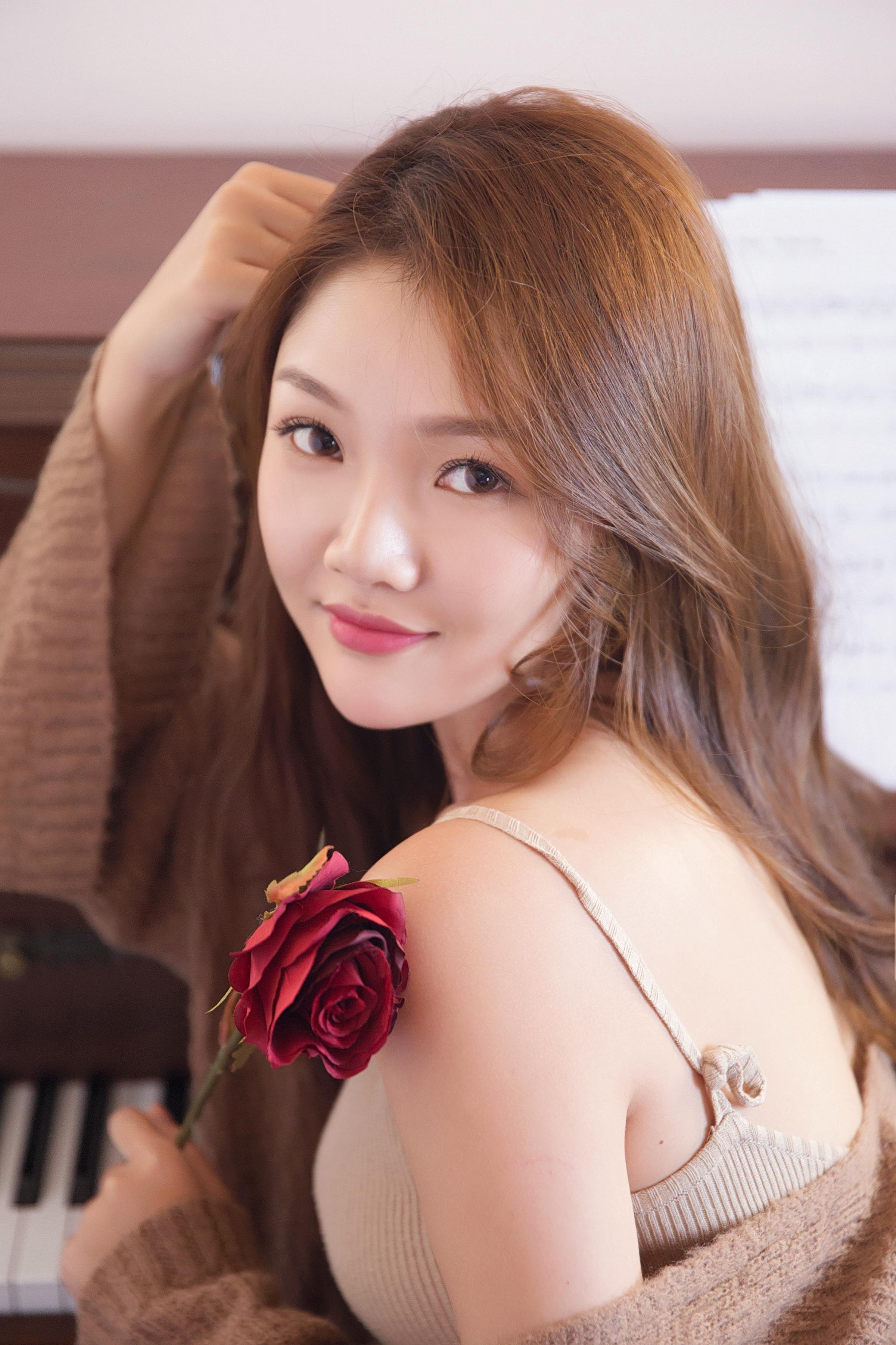 [YALAYI雅拉伊]2022.11.16 可爱的小美人儿 橙色外套加棕色吊带连衣裙居家清纯写真集第9张