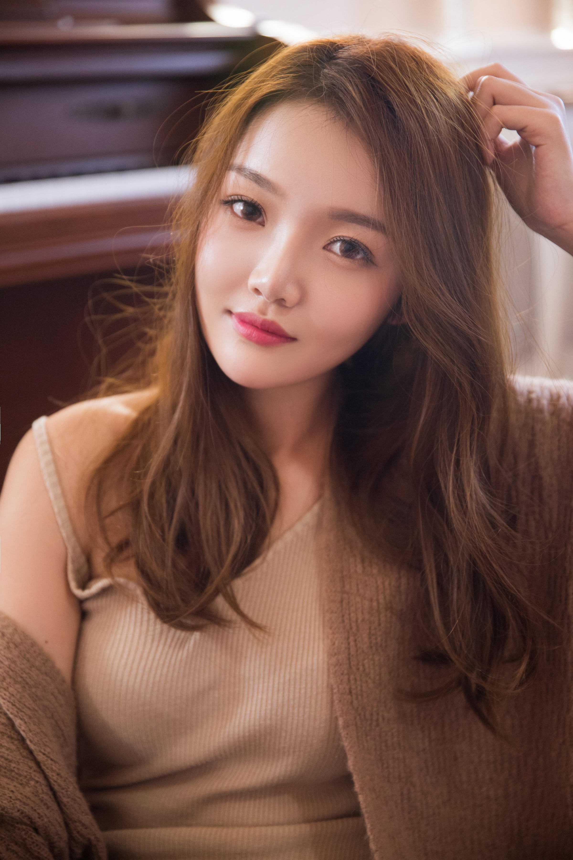 [YALAYI雅拉伊]2022.11.16 可爱的小美人儿 橙色外套加棕色吊带连衣裙居家清纯写真集第5张