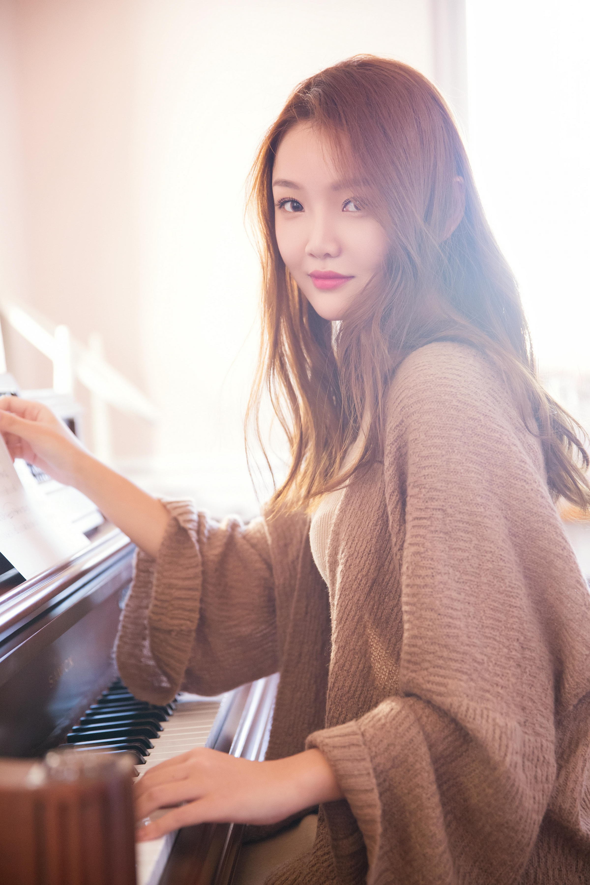 [YALAYI雅拉伊]2022.11.16 可爱的小美人儿 橙色外套加棕色吊带连衣裙居家清纯写真集第9张