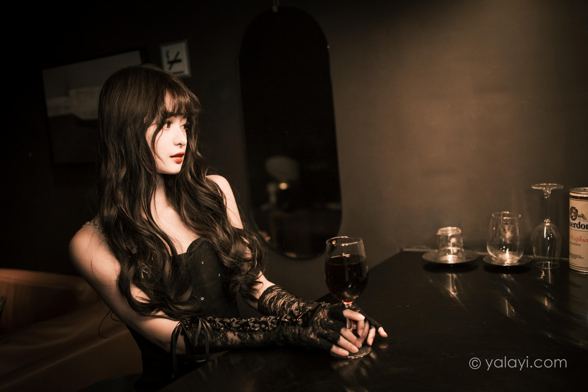 [YALAYI雅拉伊]2022.11.22 一丝忧郁 小亭 黑色吊带连衣裙加黑丝美腿性感复古写真集第12张