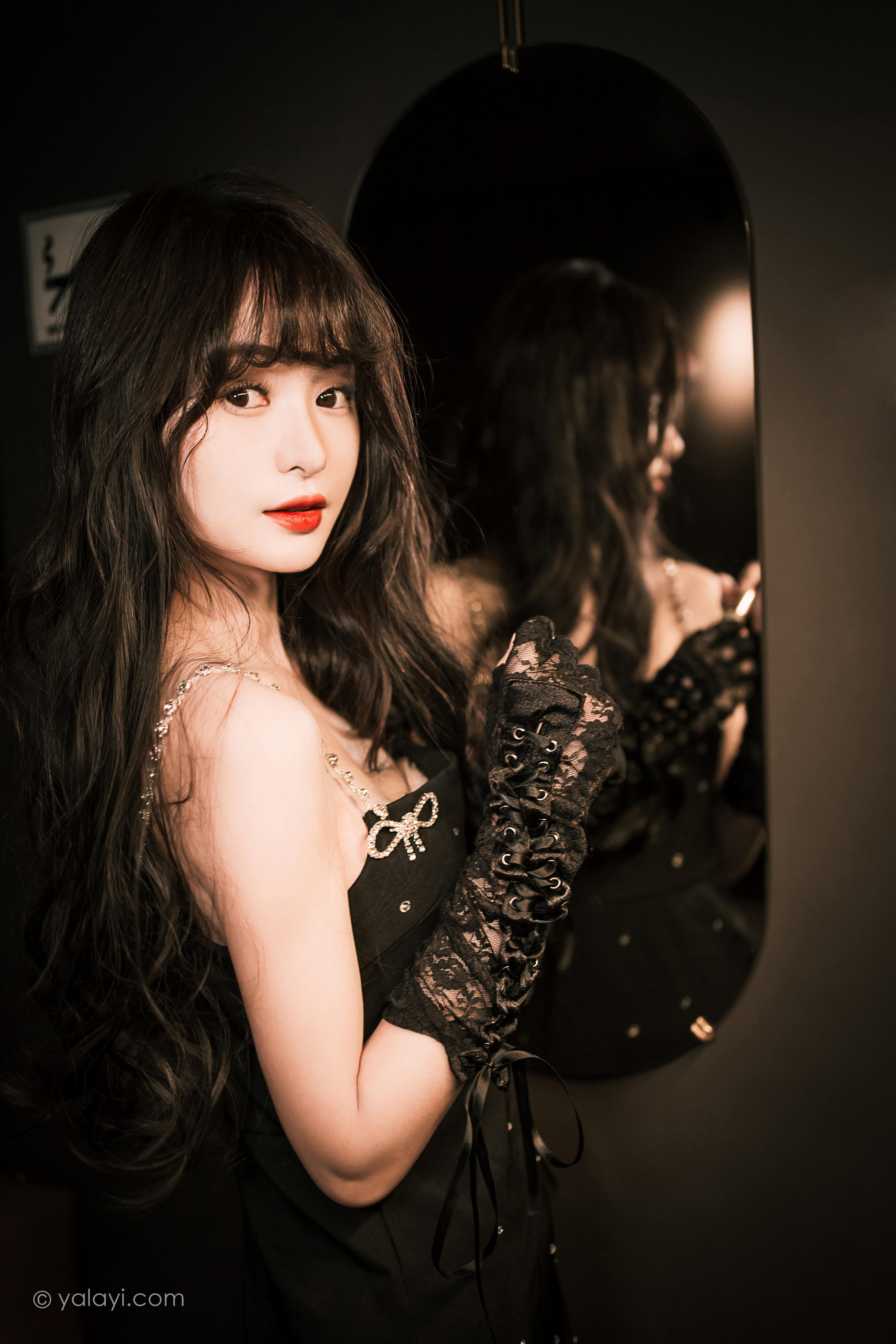 [YALAYI雅拉伊]2022.11.22 一丝忧郁 小亭 黑色吊带连衣裙加黑丝美腿性感复古写真集第11张