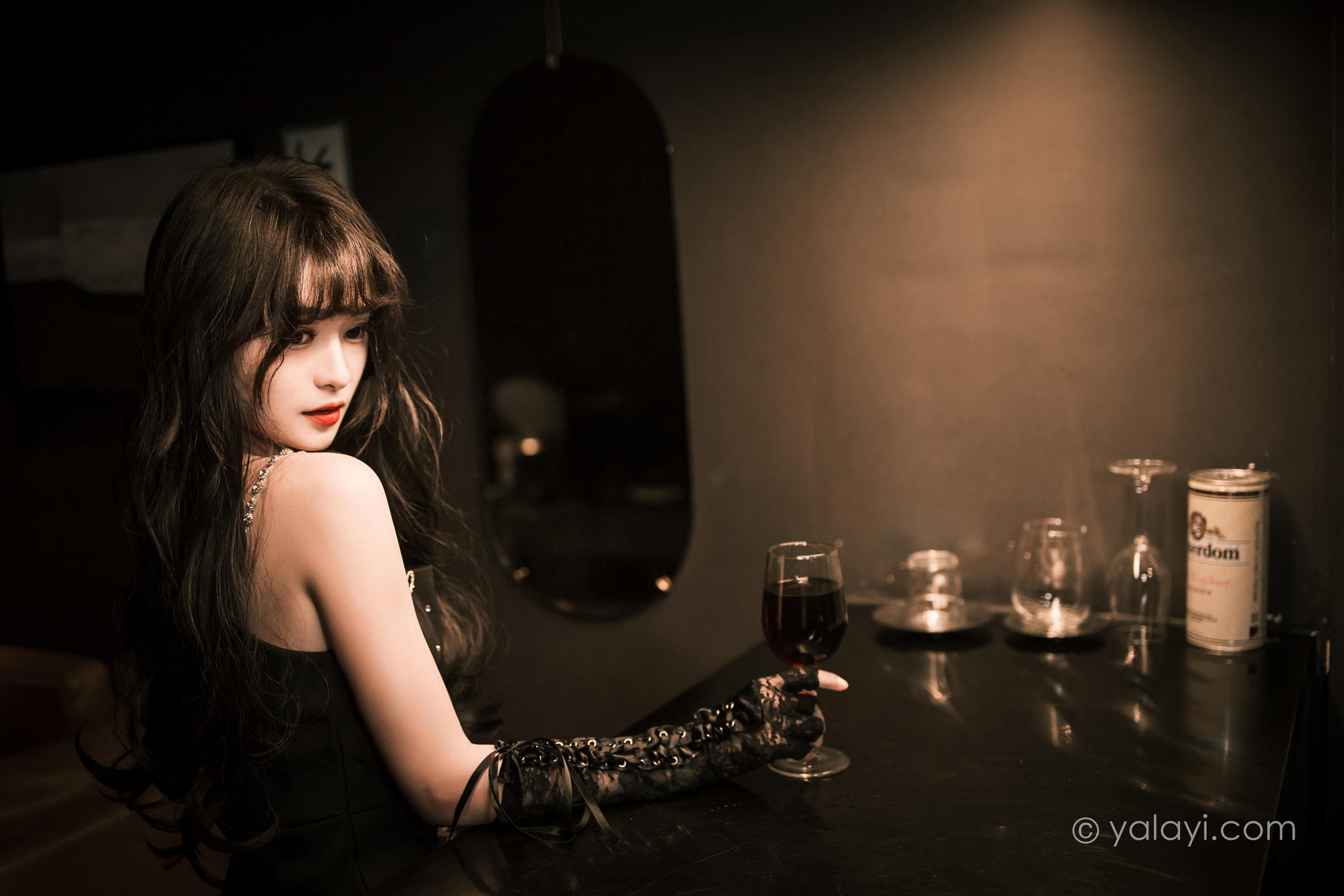 [YALAYI雅拉伊]2022.11.22 一丝忧郁 小亭 黑色吊带连衣裙加黑丝美腿性感复古写真集第13张