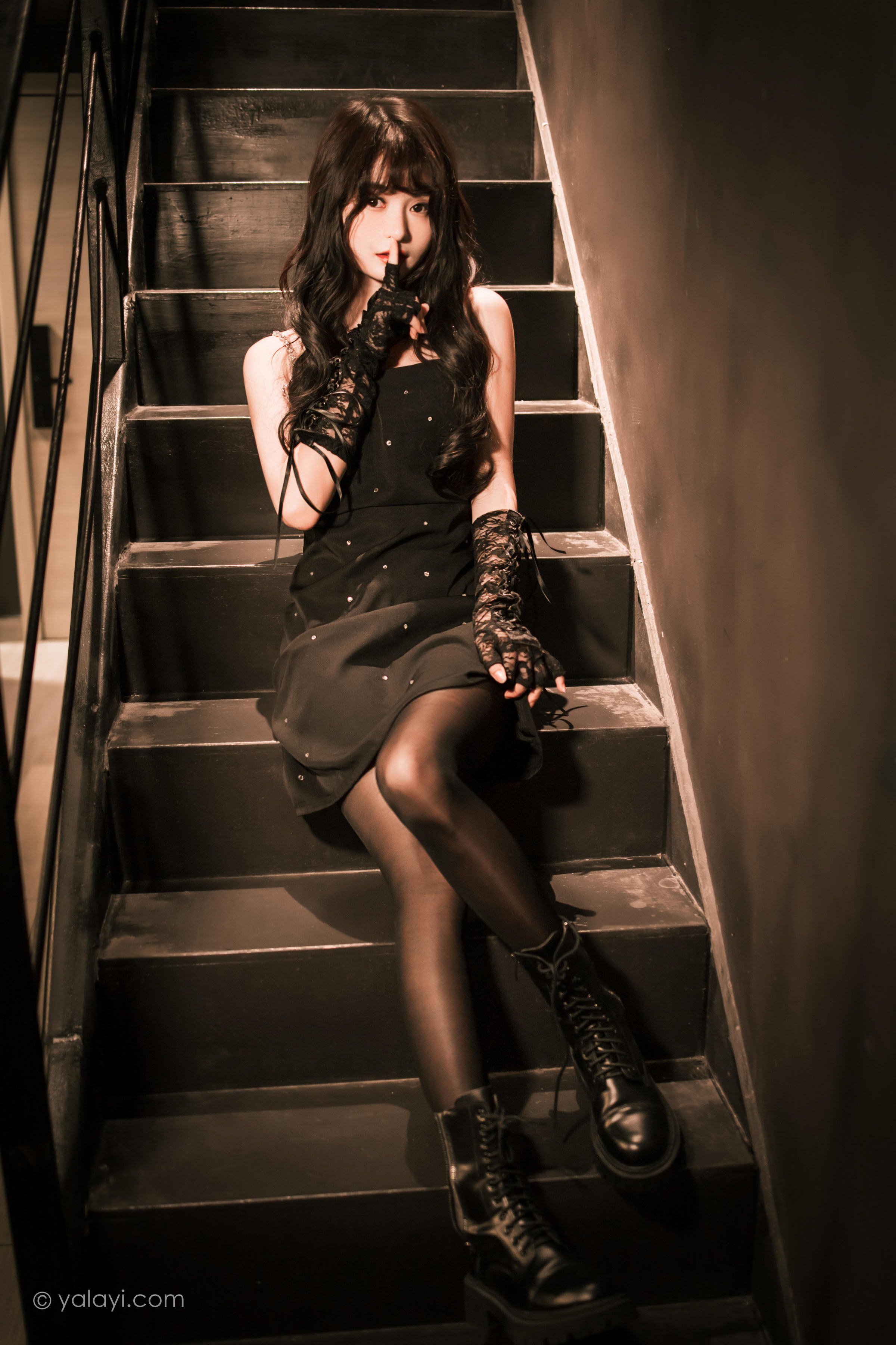 [YALAYI雅拉伊]2022.11.22 一丝忧郁 小亭 黑色吊带连衣裙加黑丝美腿性感复古写真集第6张