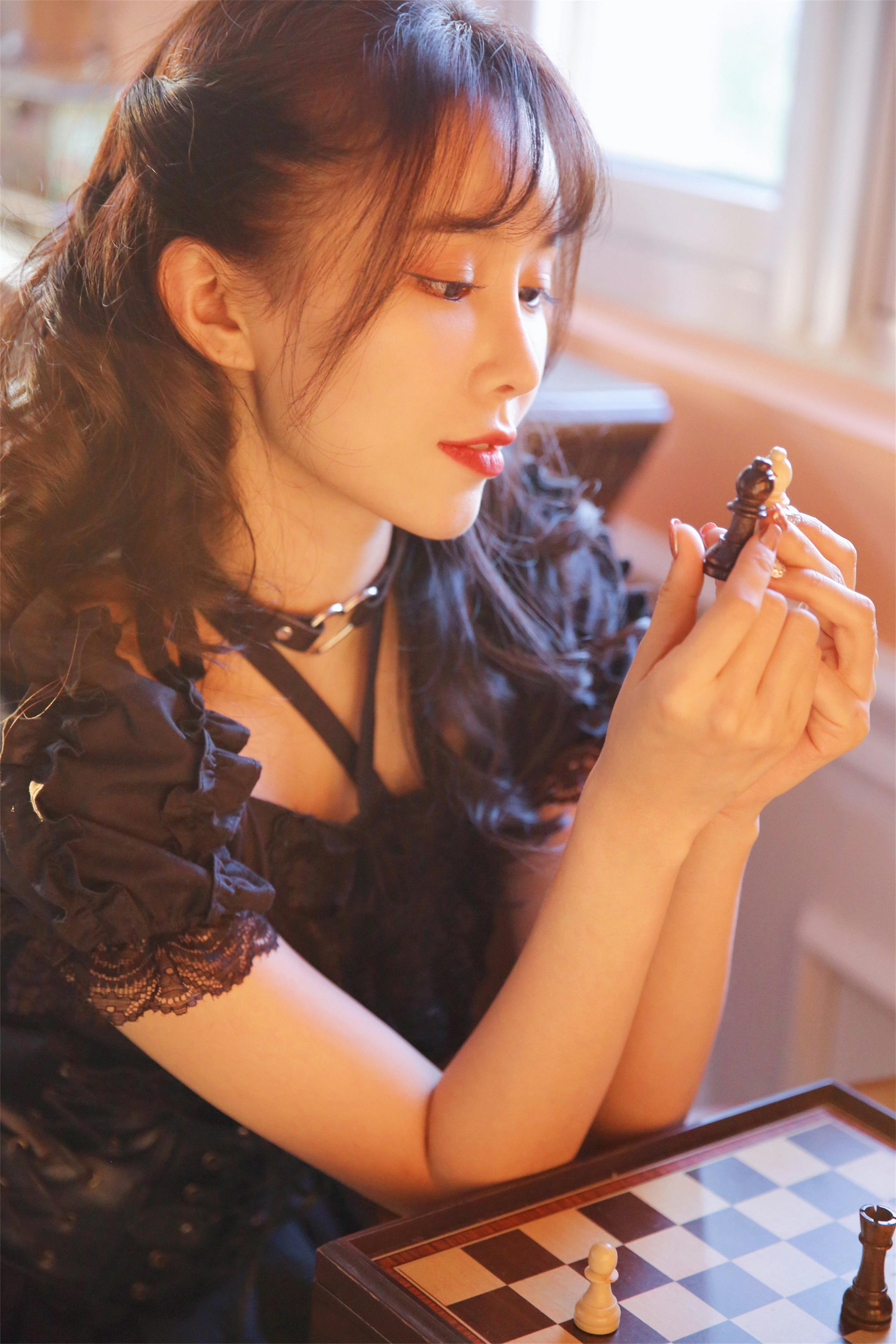 [YALAYI雅拉伊]2022.11.26 性感小妖精 黑色塑身蕾丝连衣裙复古私房写真集第6张