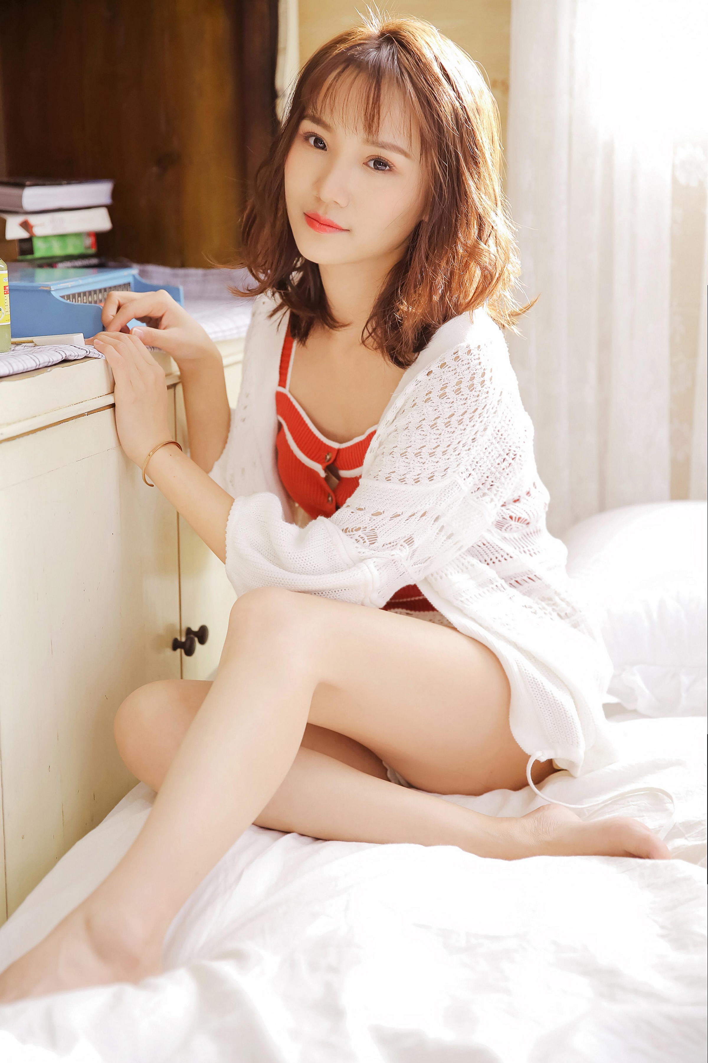 [YALAYI雅拉伊]2022.12.01 都是柔情 阳光少女红色小背心加白色镂空短裤居家清纯写真集第1张