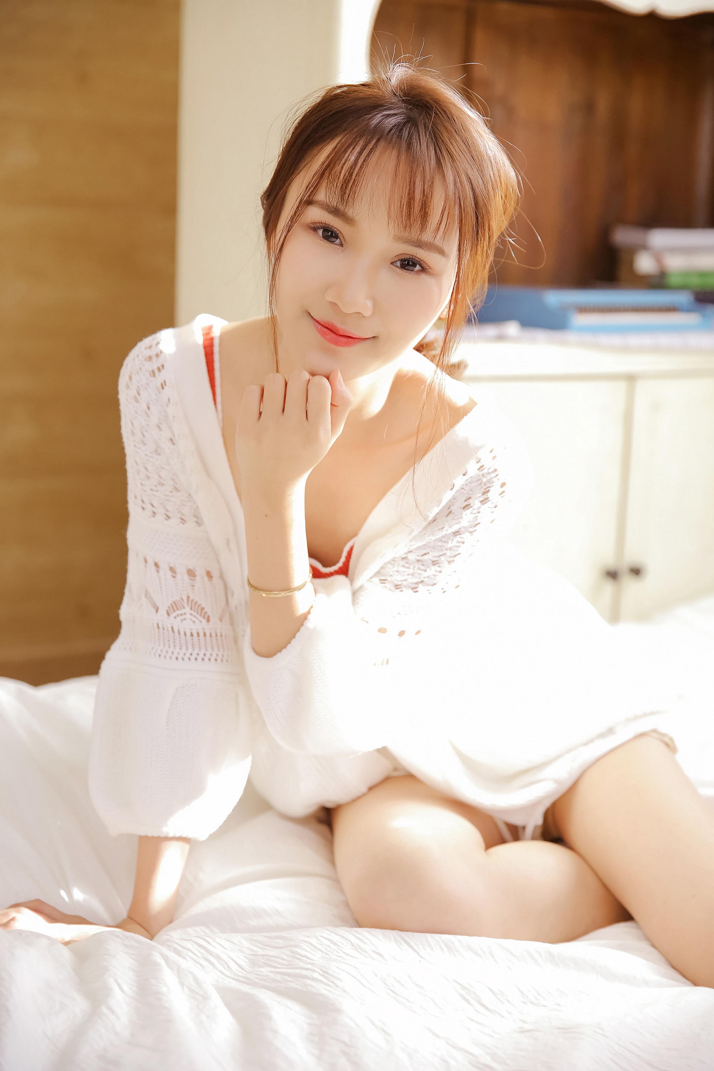 [YALAYI雅拉伊]2022.12.01 都是柔情 阳光少女红色小背心加白色镂空短裤居家清纯写真集第2张