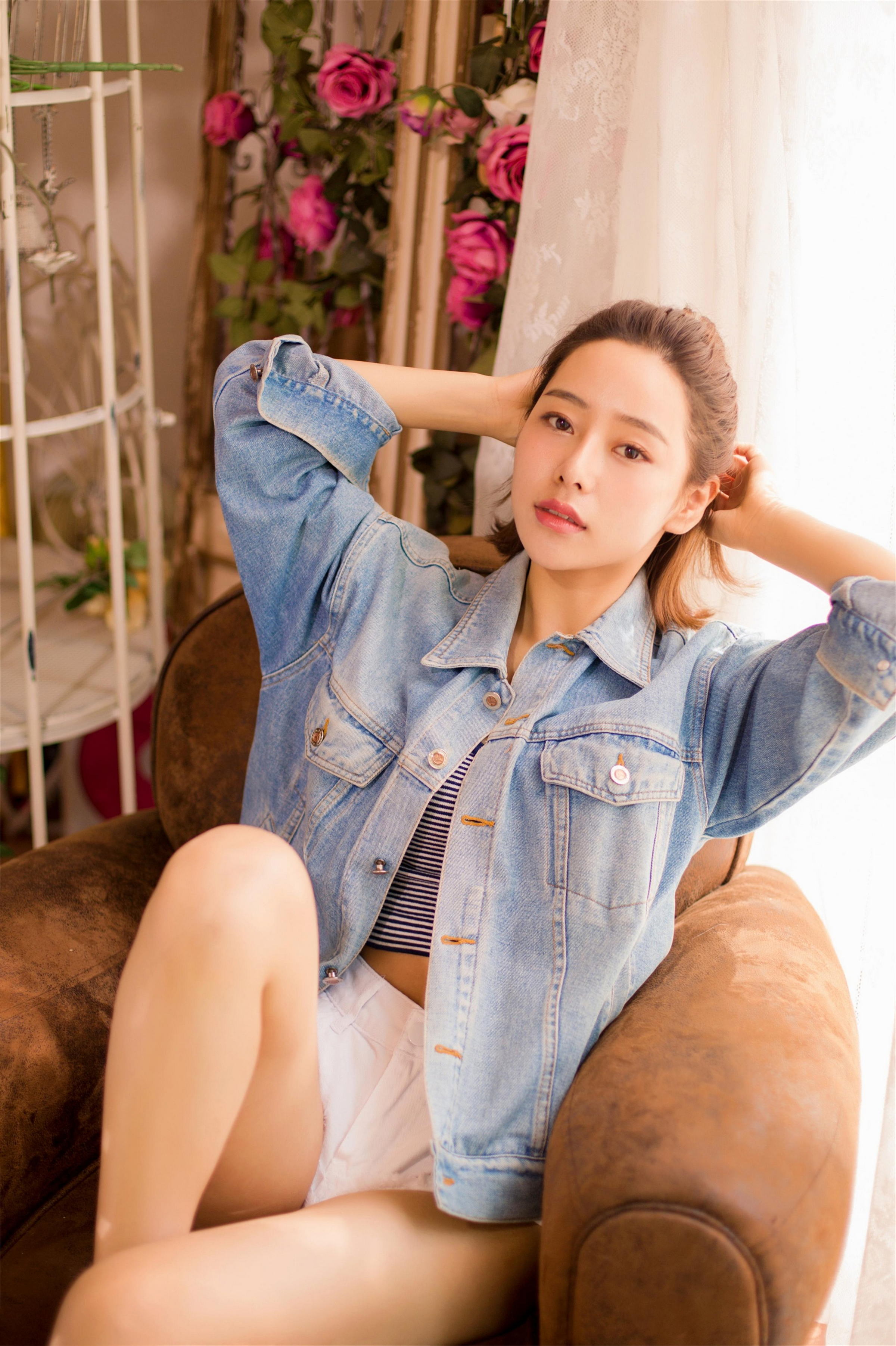 [YALAYI雅拉伊]2022.12.08 不负遇见 小乔 牛仔外套与吊带小背心加白色短裤性感私房写真集第1张