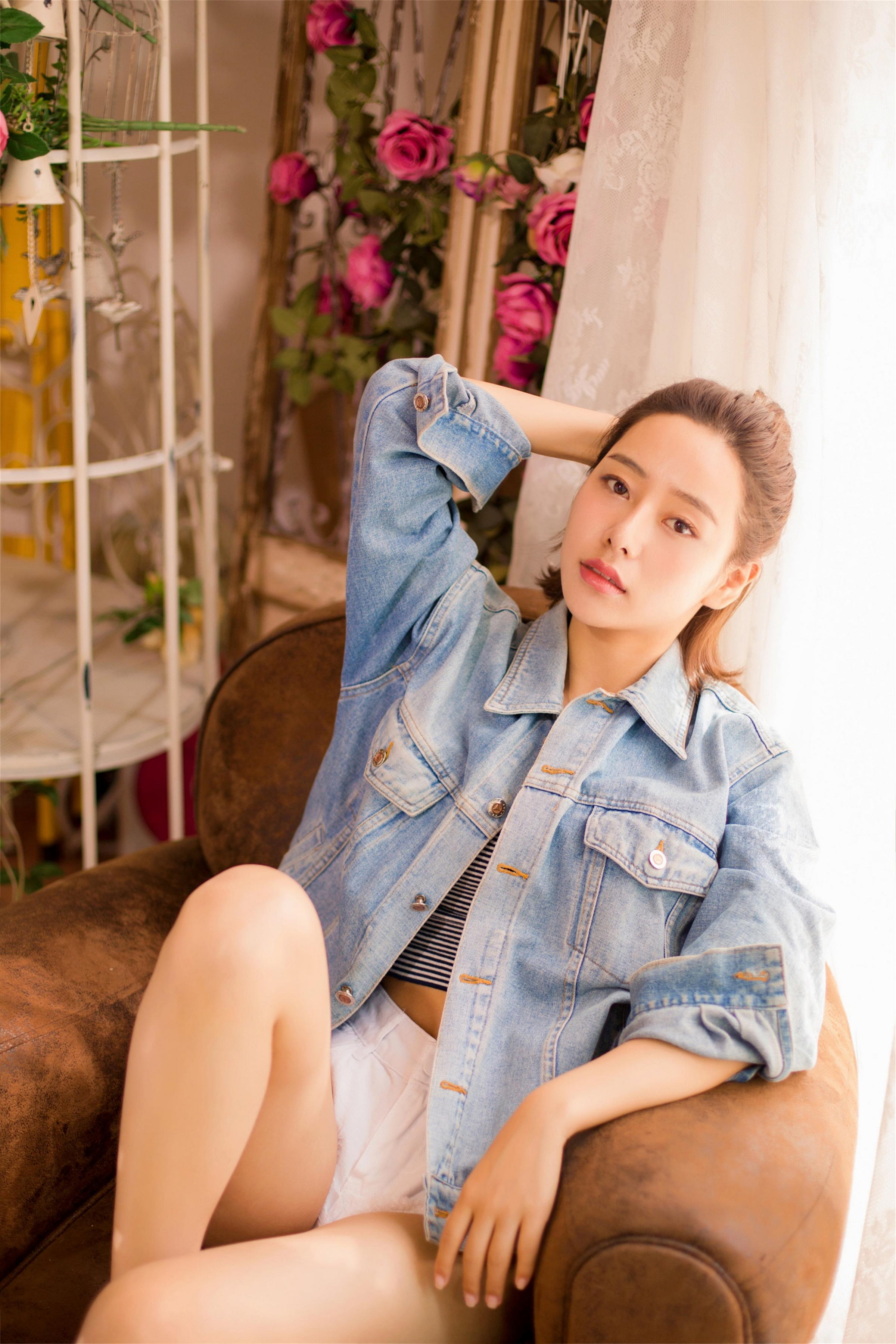 [YALAYI雅拉伊]2022.12.08 不负遇见 小乔 牛仔外套与吊带小背心加白色短裤性感私房写真集第2张