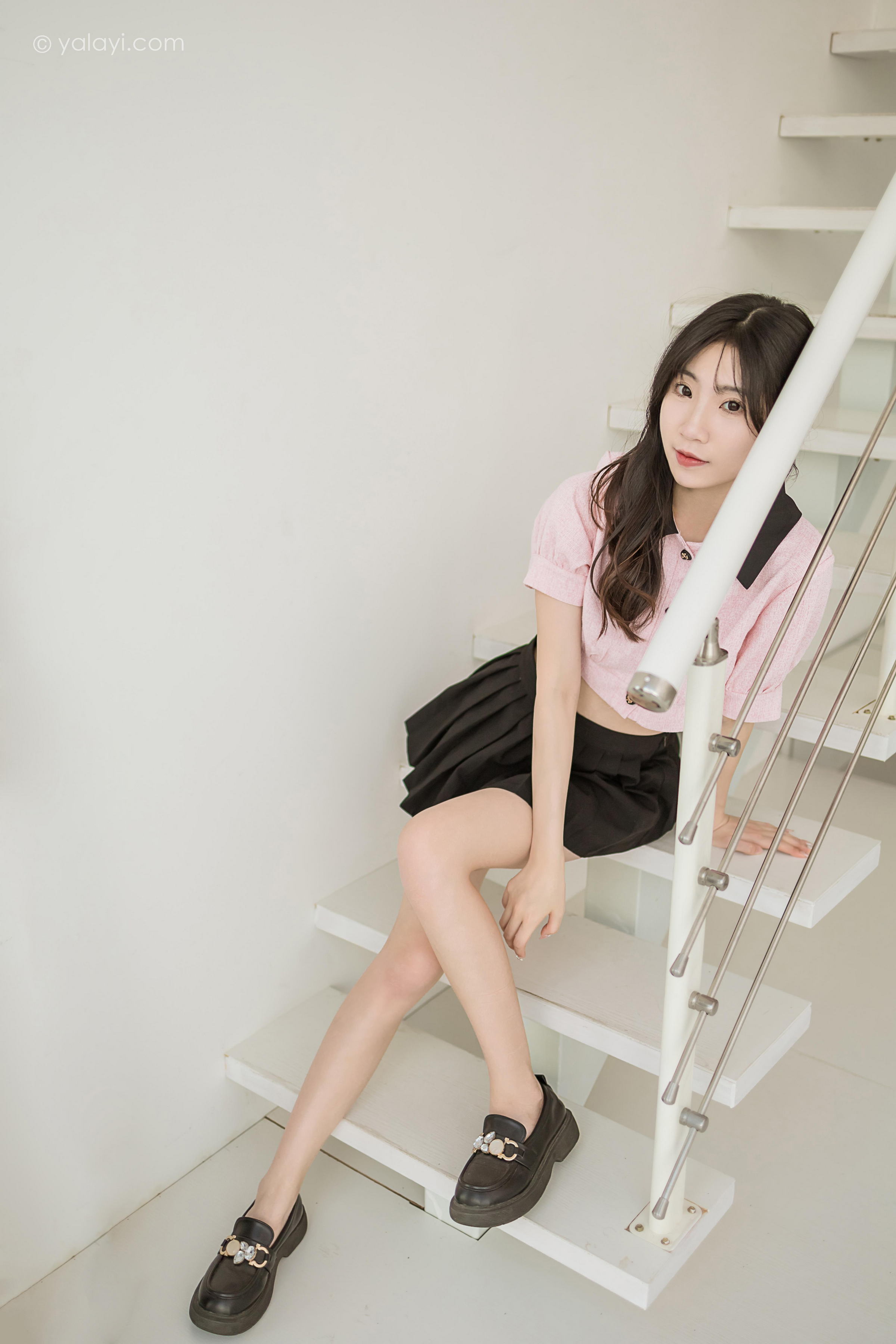[YALAYI雅拉伊]2022.12.16 牛奶糖 小乔 粉色露腰小外套加黑色百褶短裙清纯写真集第10张