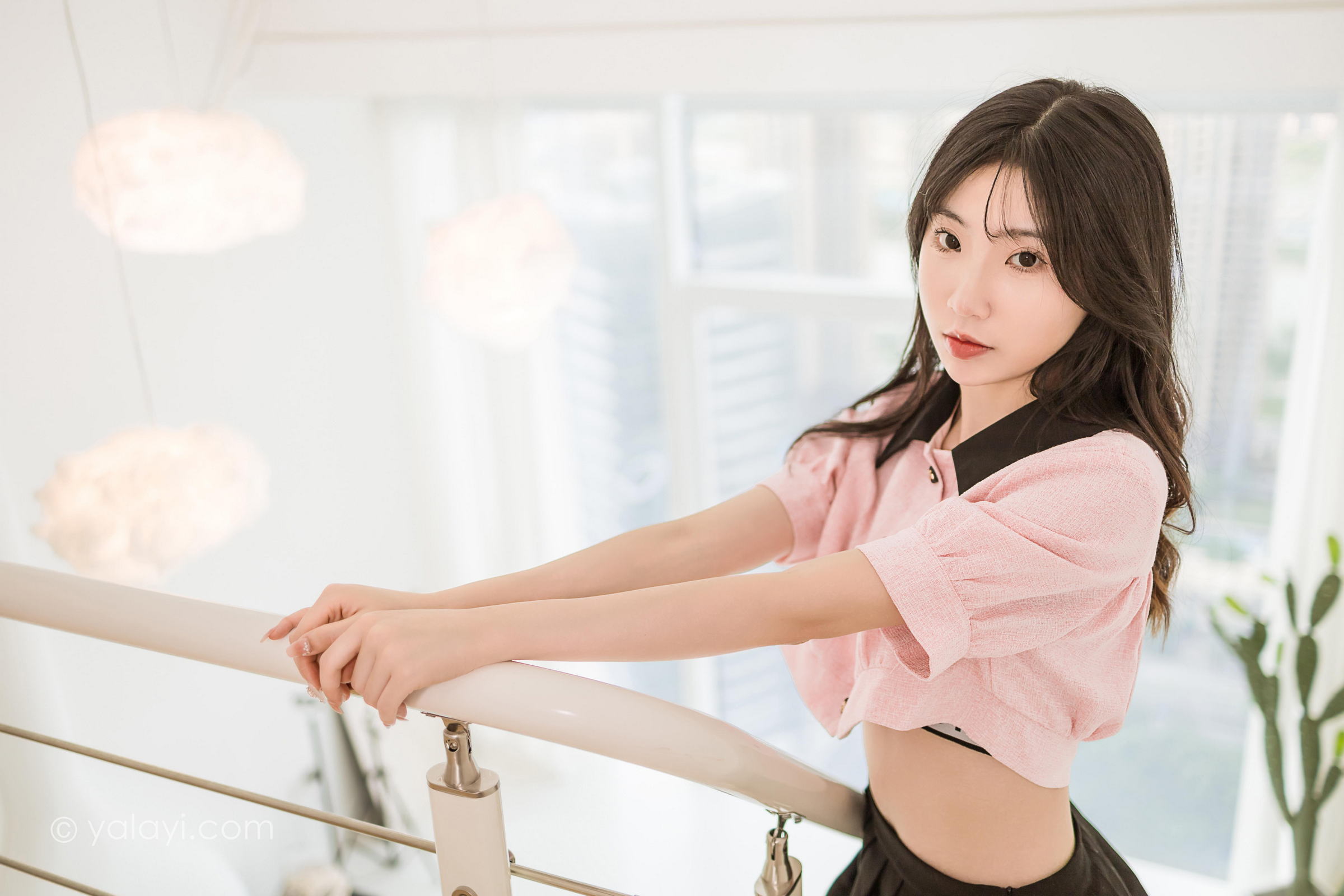 [YALAYI雅拉伊]2022.12.16 牛奶糖 小乔 粉色露腰小外套加黑色百褶短裙清纯写真集第14张