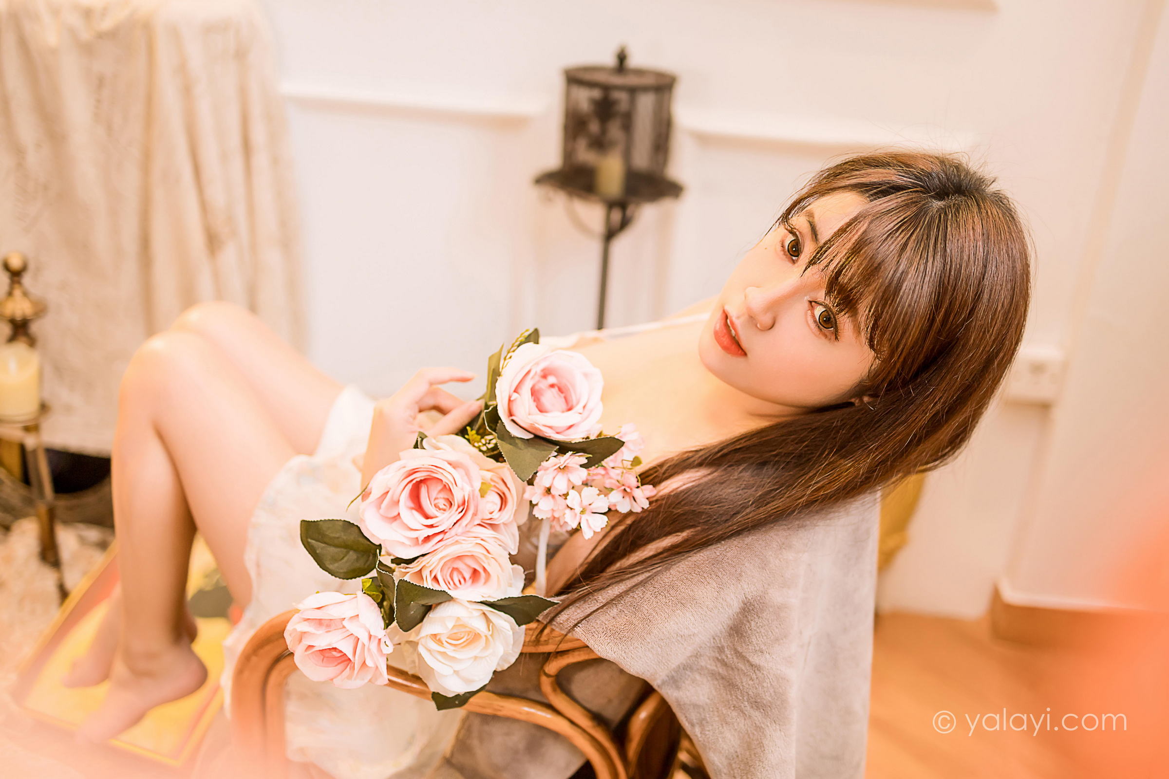 [YALAYI雅拉伊]2022.12.23 小小的世界 虞艺 白色紧身吊带连衣裙配傲人胸围性感私房写真集第4张