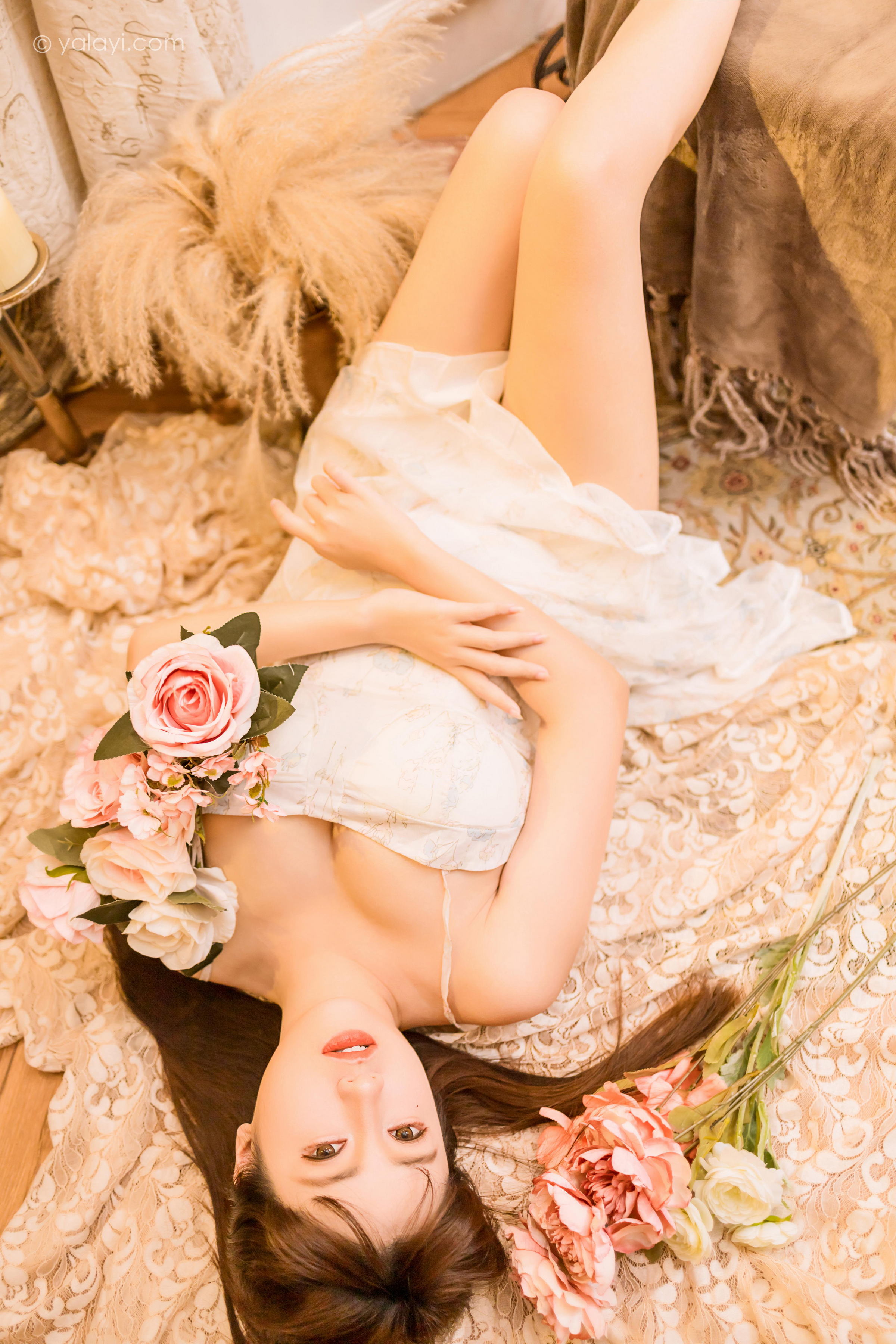 [YALAYI雅拉伊]2022.12.23 小小的世界 虞艺 白色紧身吊带连衣裙配傲人胸围性感私房写真集第15张