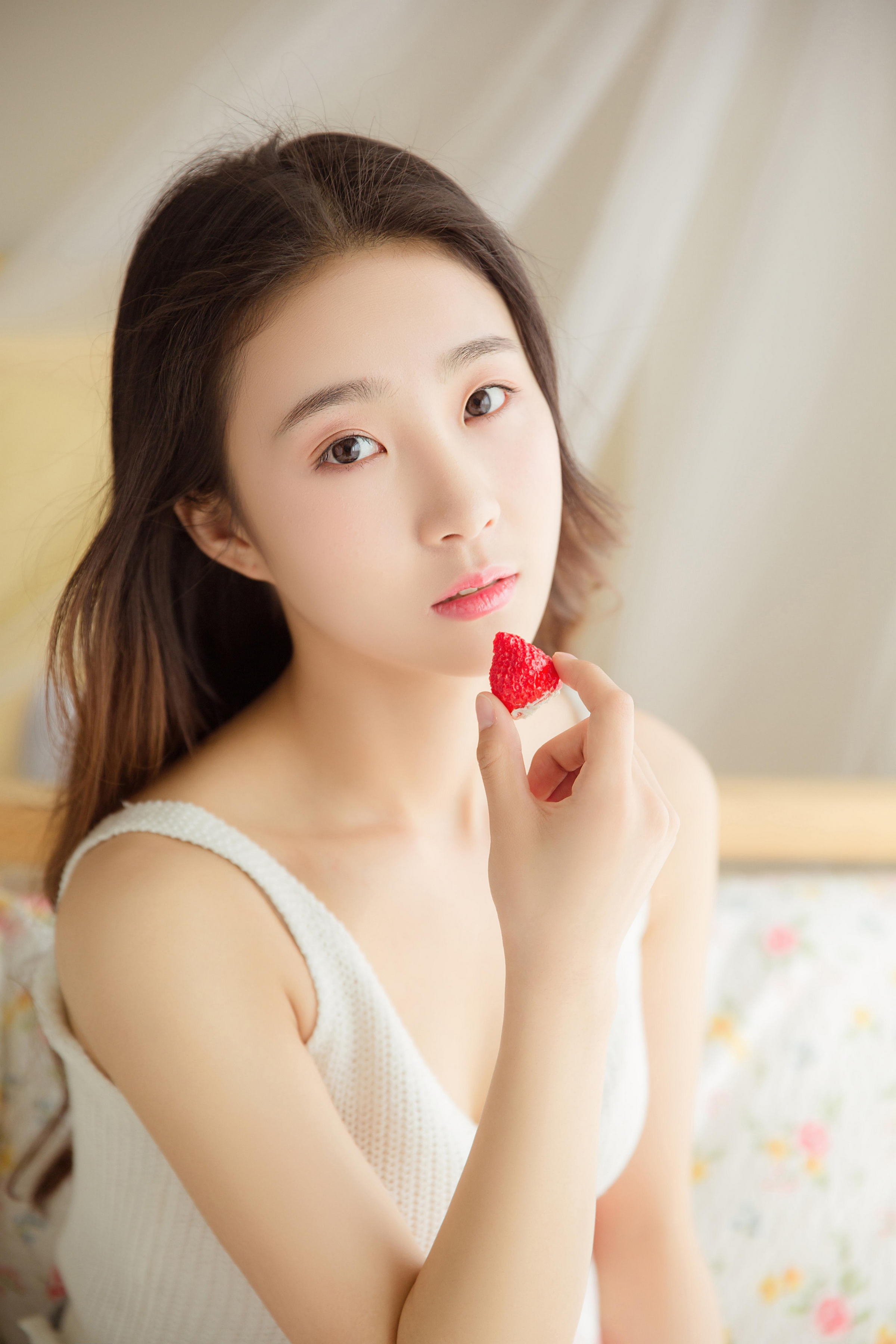 [YALAYI雅拉伊]2022.12.26 如影相随 清纯少女 灰色高中女生制服与白色小背心加安全短裤私房写真集第3张