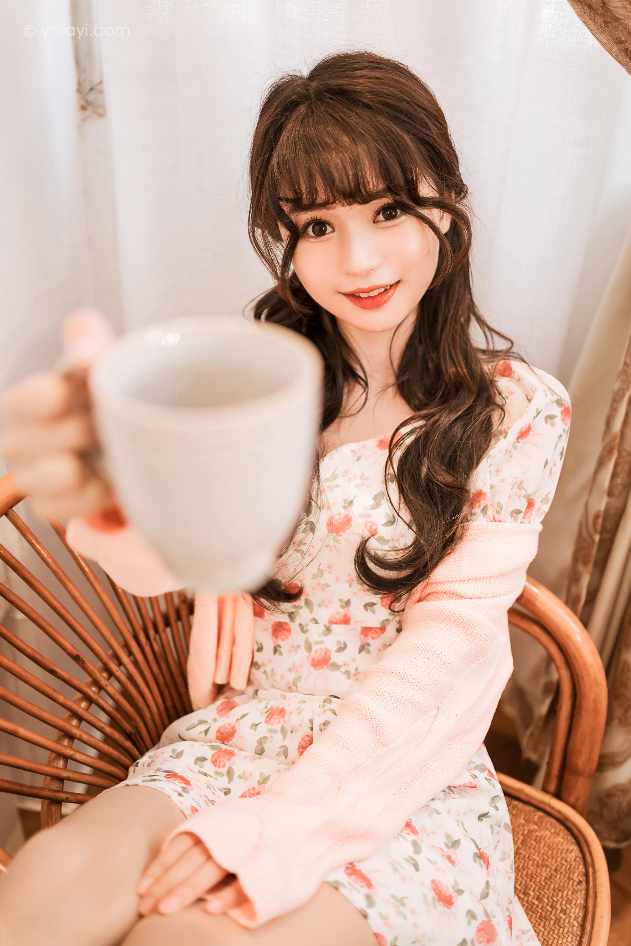 [YALAYI雅拉伊]2022.12.30 第一眼就喜欢上你 小亭 白色围裙加粉色碎花连衣裙居家清纯写真集第8张