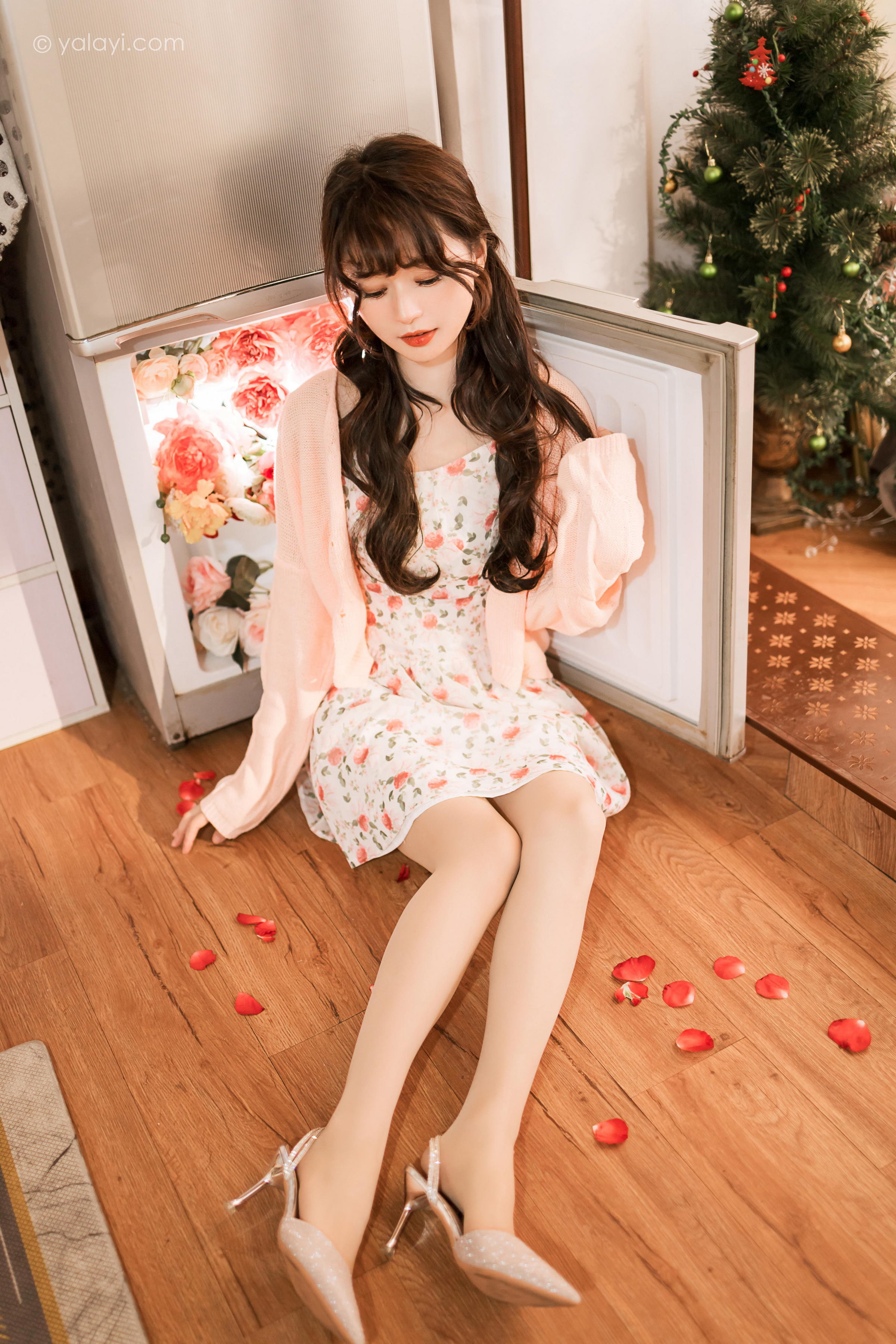 [YALAYI雅拉伊]2022.12.30 第一眼就喜欢上你 小亭 白色围裙加粉色碎花连衣裙居家清纯写真集第13张