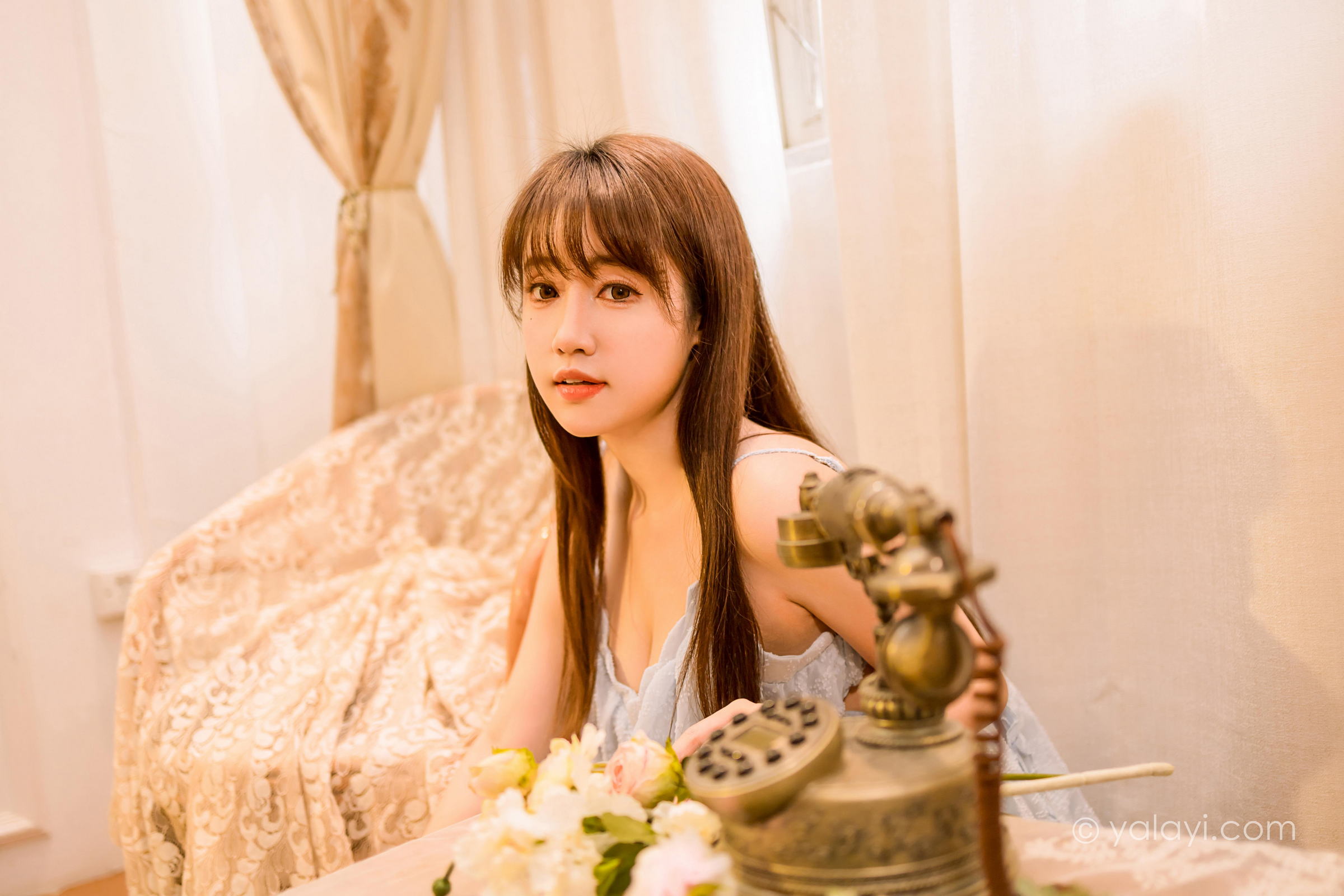 [YALAYI雅拉伊]2022.12.30 蓝色妖姬 虞艺 灰色吊带蕾丝连衣裙居家清纯写真集第1张
