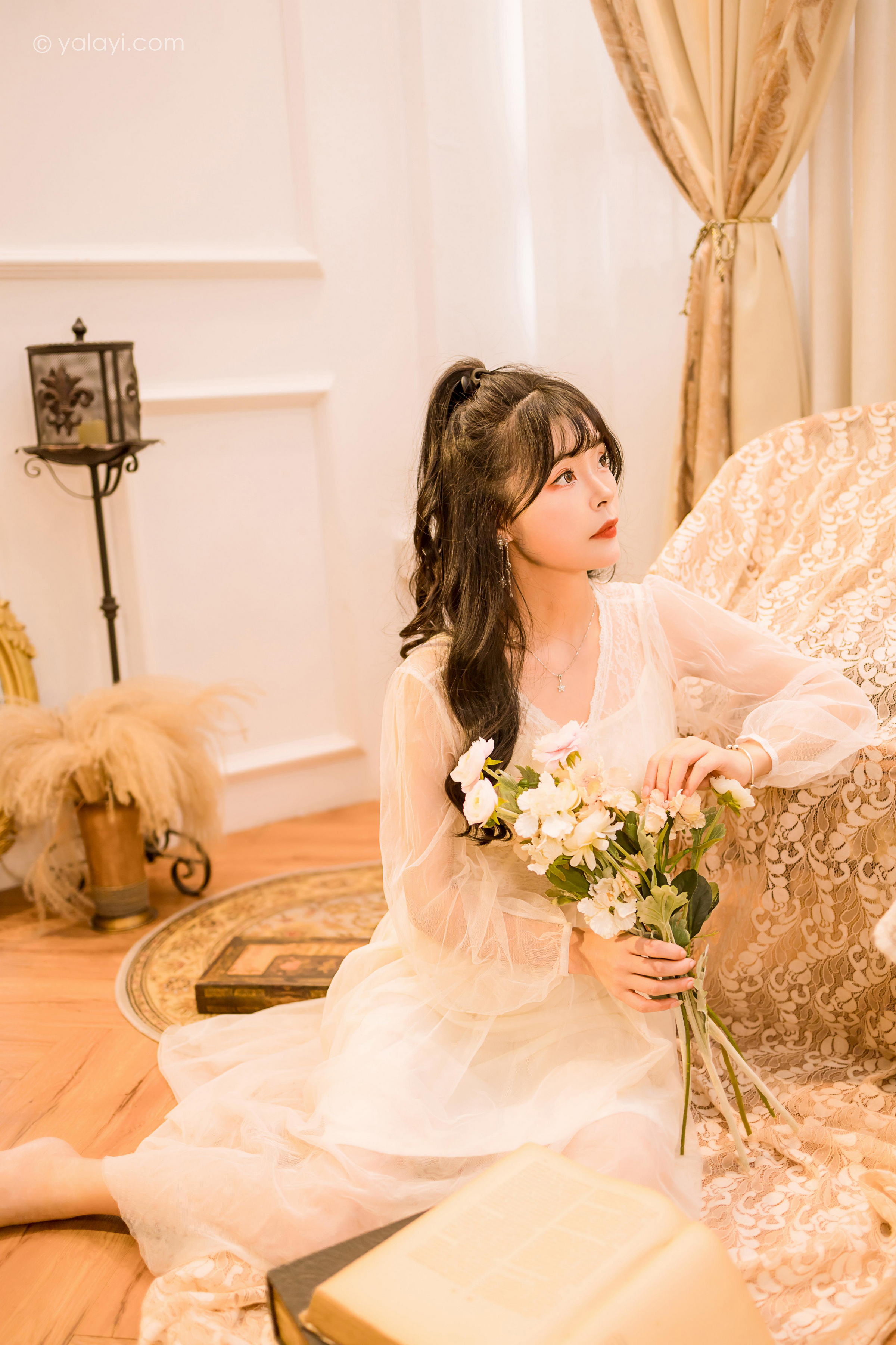 [YALAYI雅拉伊]2022.12.30 梦蝶 程小蝶 白色透视披肩加吊带蕾丝连衣裙清纯写真集第2张