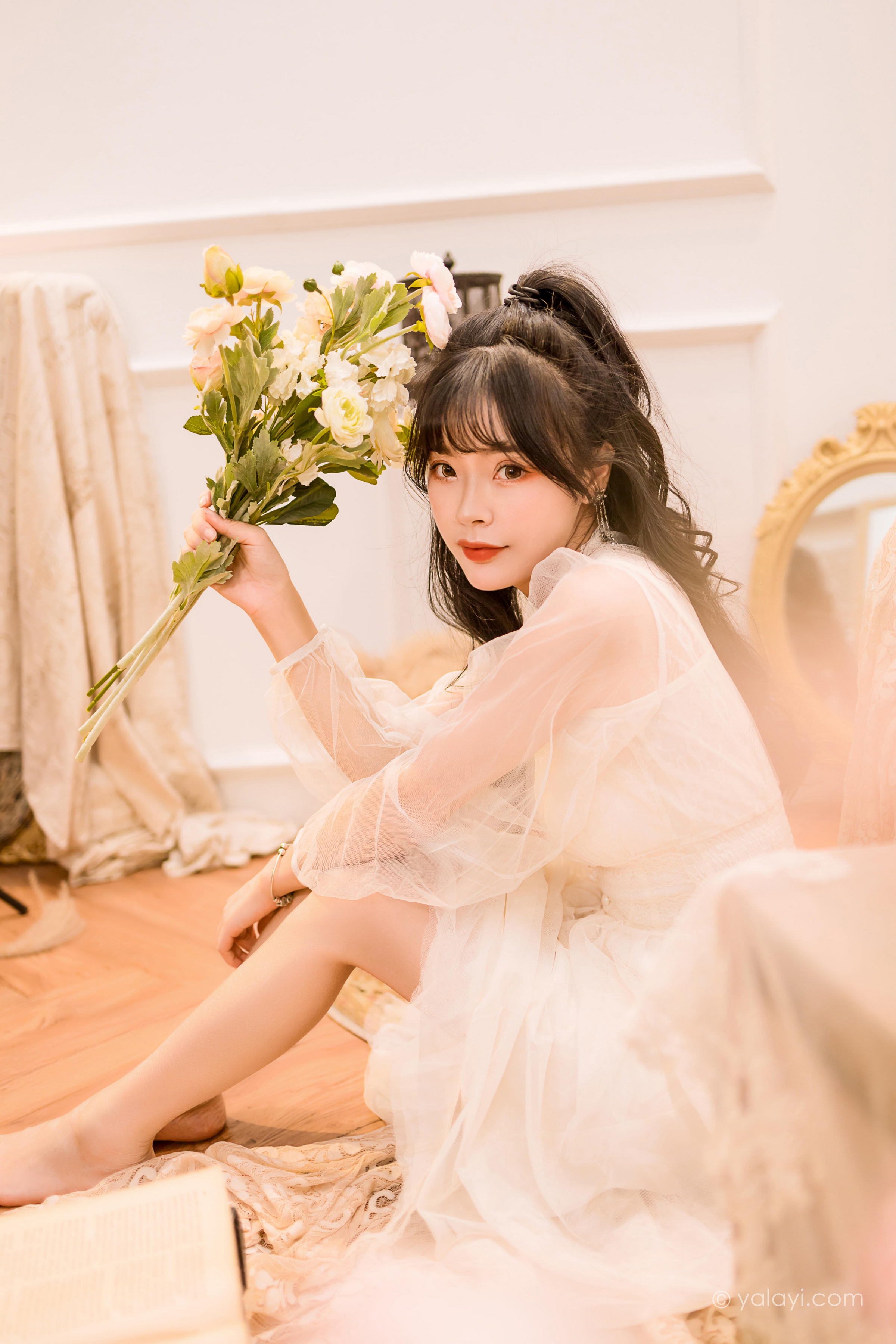 [YALAYI雅拉伊]2022.12.30 梦蝶 程小蝶 白色透视披肩加吊带蕾丝连衣裙清纯写真集第6张