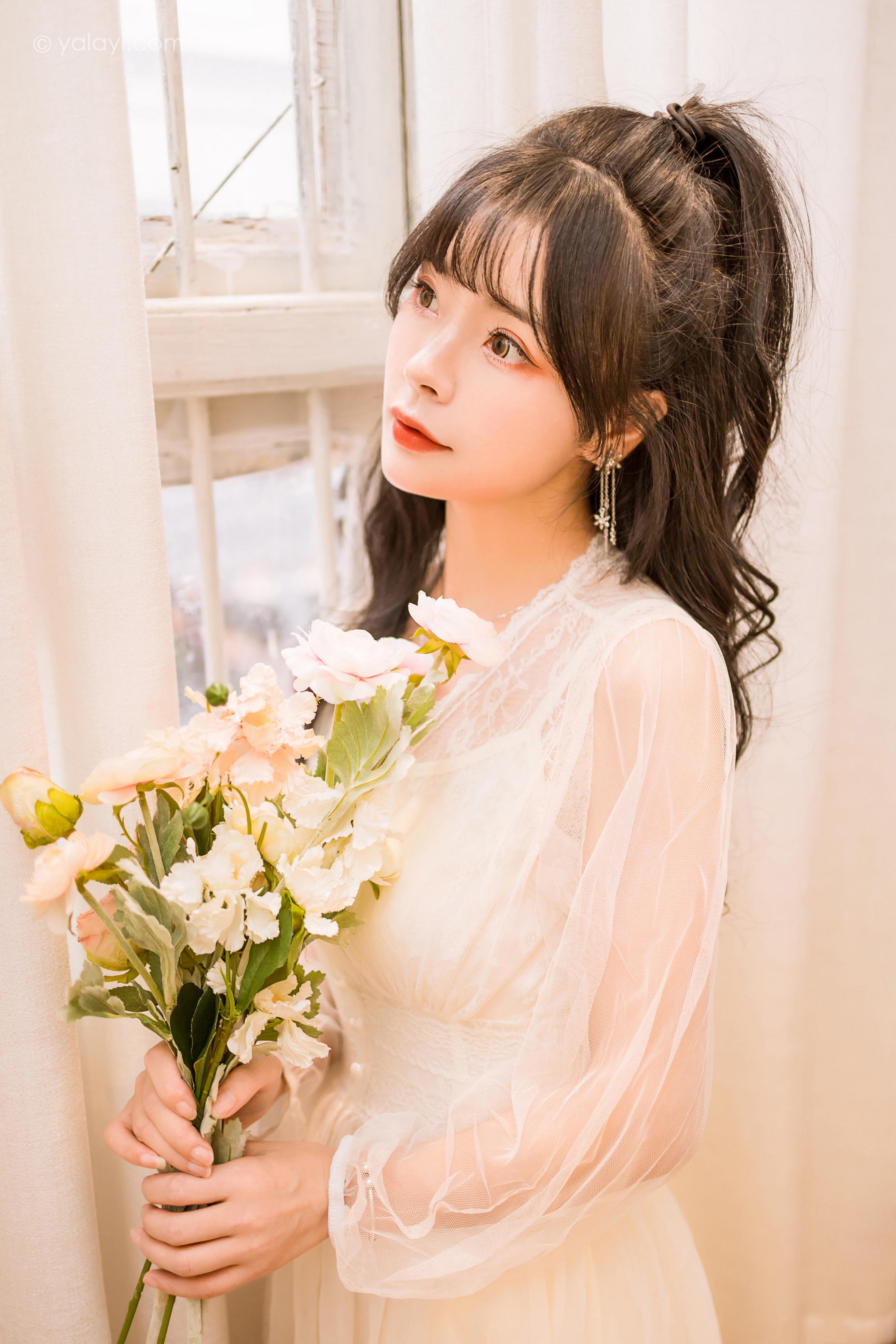 [YALAYI雅拉伊]2022.12.30 梦蝶 程小蝶 白色透视披肩加吊带蕾丝连衣裙清纯写真集第9张
