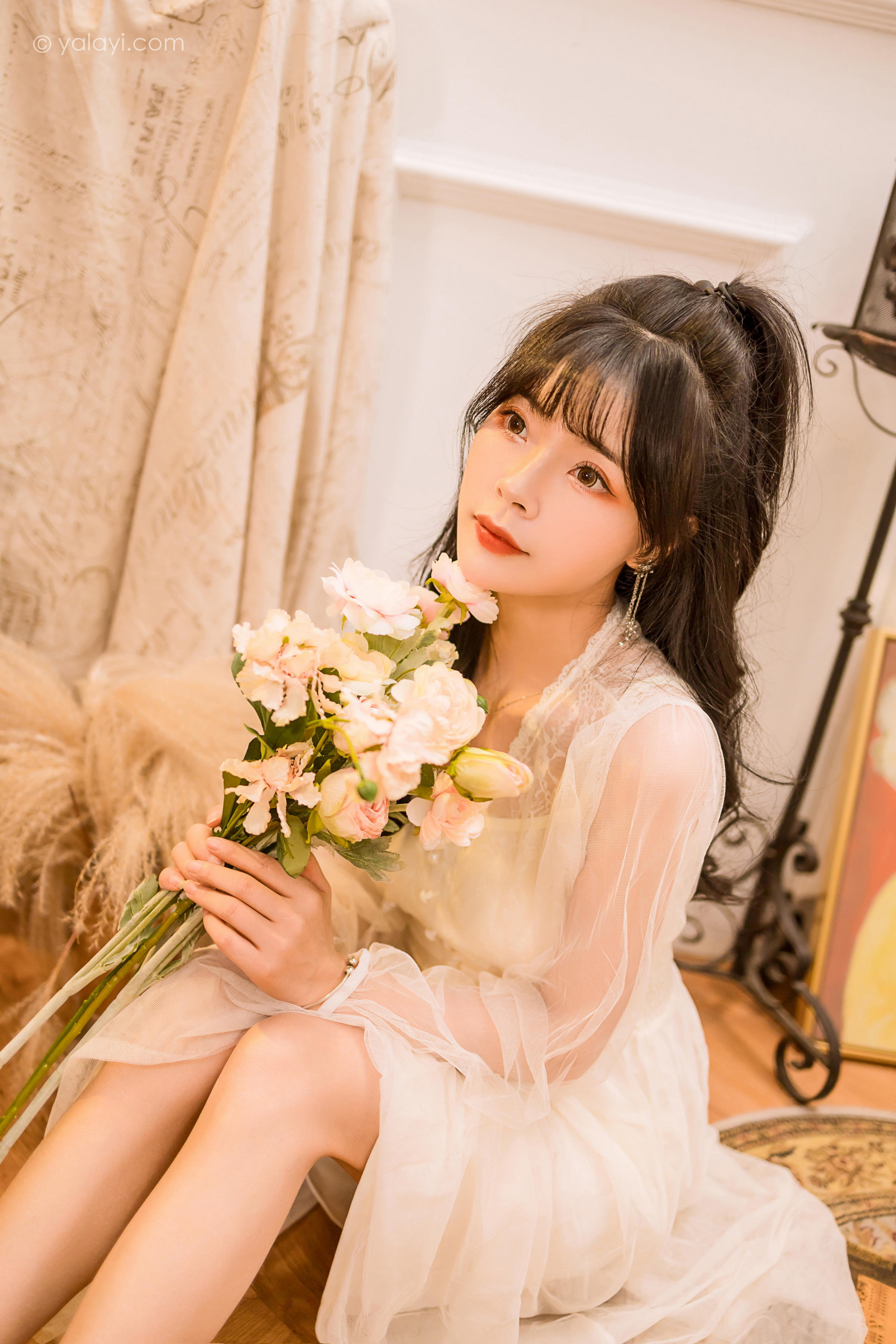 [YALAYI雅拉伊]2022.12.30 梦蝶 程小蝶 白色透视披肩加吊带蕾丝连衣裙清纯写真集第11张