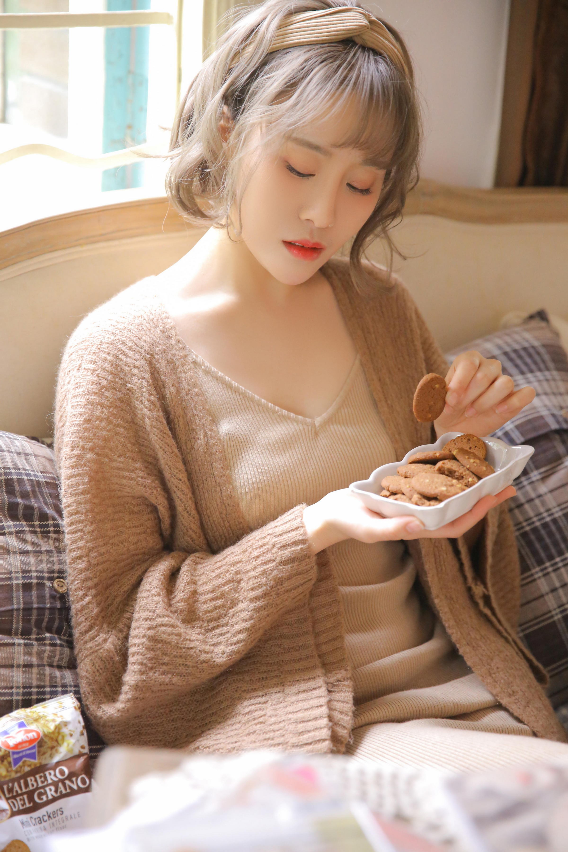 [YALAYI雅拉伊]2022.12.30 千里之外 新婚少妇 棕色披肩加米色吊带连衣裙居家清纯写真集第7张