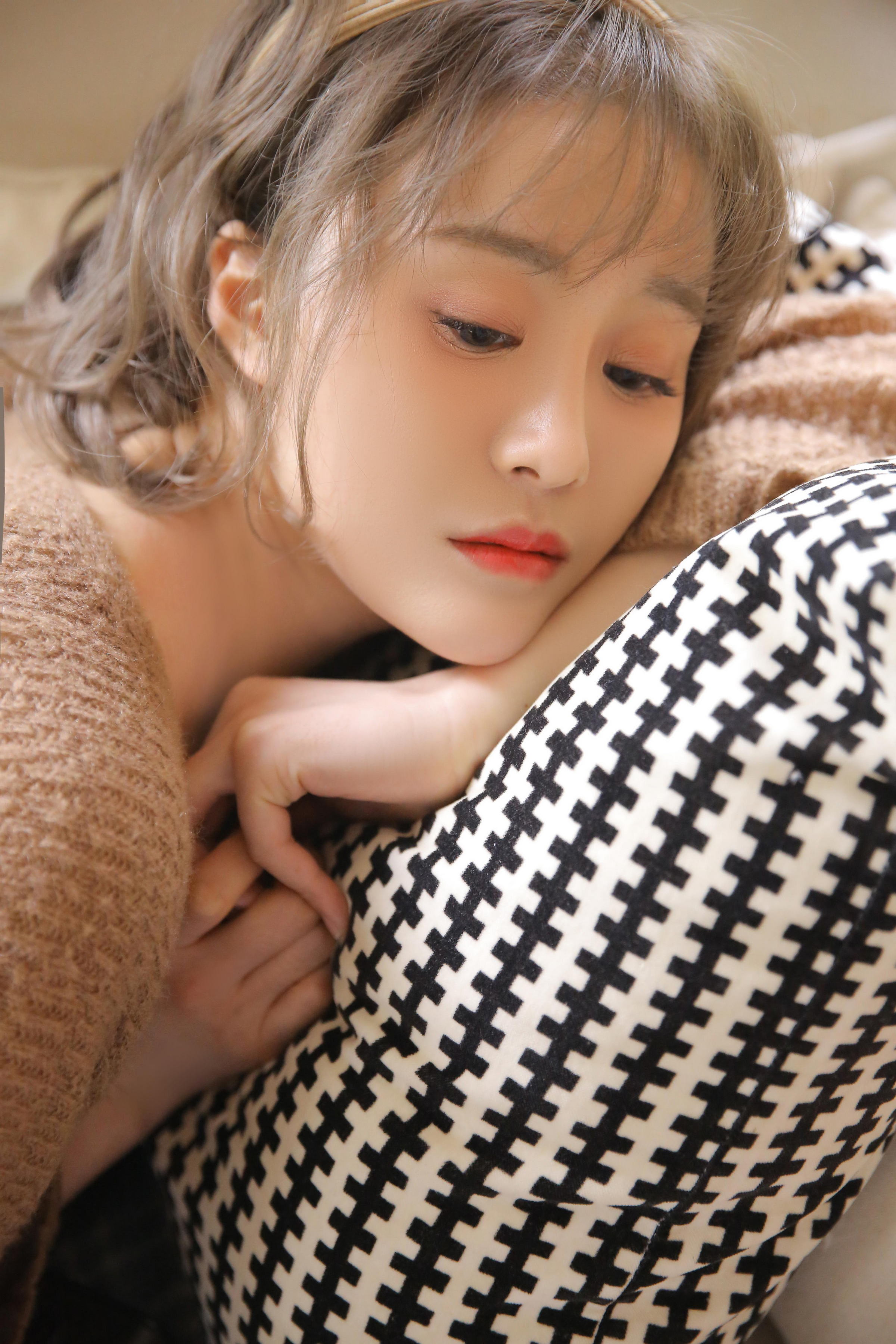 [YALAYI雅拉伊]2022.12.30 千里之外 新婚少妇 棕色披肩加米色吊带连衣裙居家清纯写真集第8张