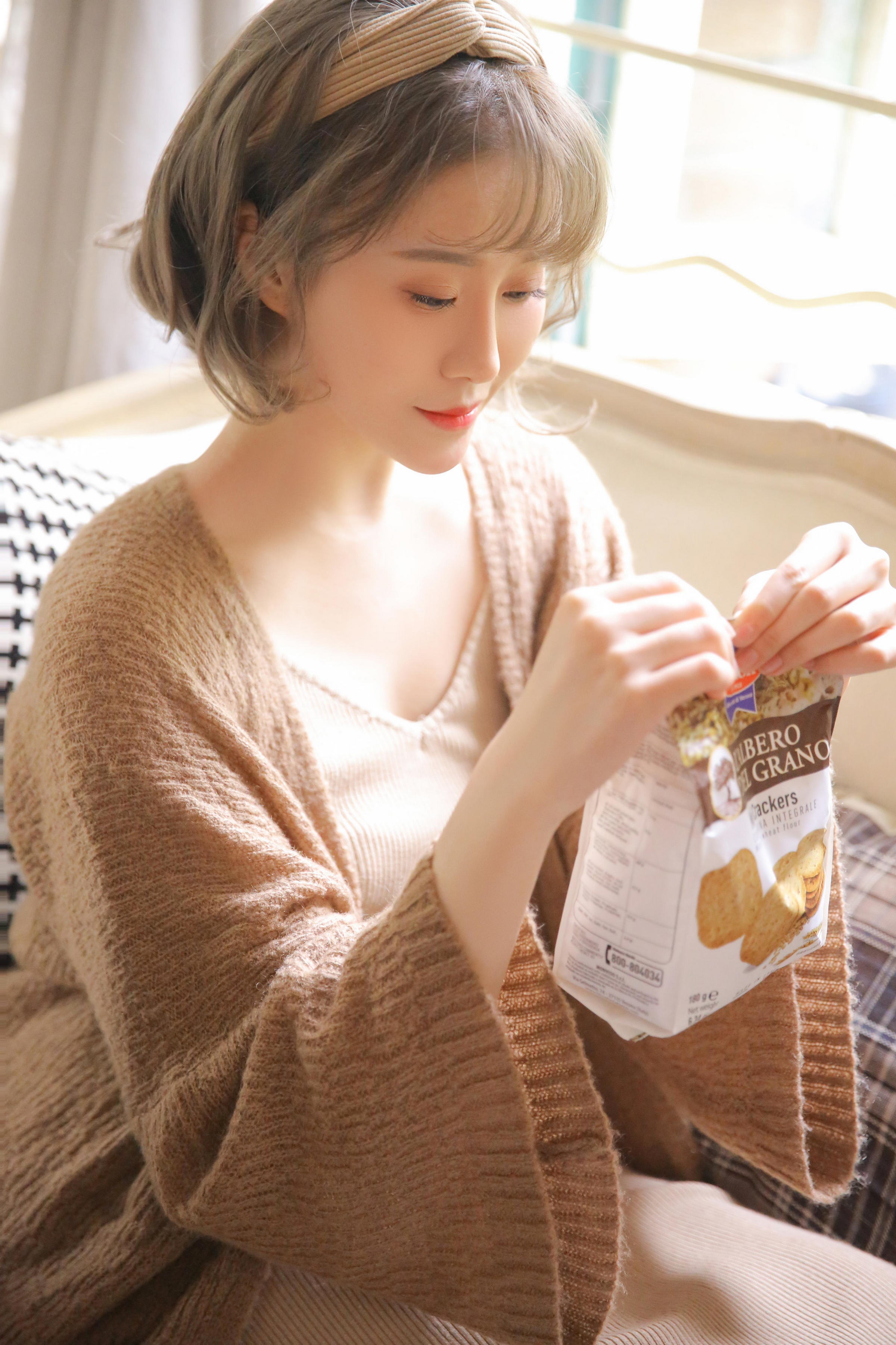 [YALAYI雅拉伊]2022.12.30 千里之外 新婚少妇 棕色披肩加米色吊带连衣裙居家清纯写真集第9张