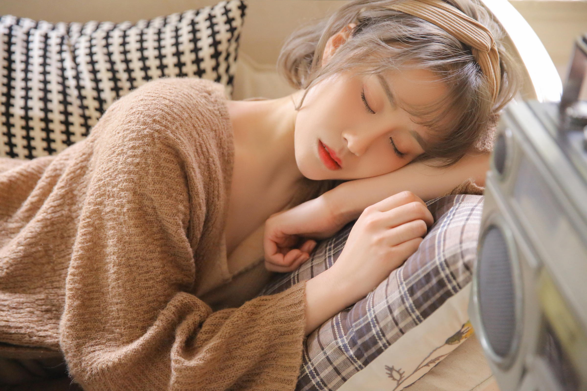 [YALAYI雅拉伊]2022.12.30 千里之外 新婚少妇 棕色披肩加米色吊带连衣裙居家清纯写真集第9张