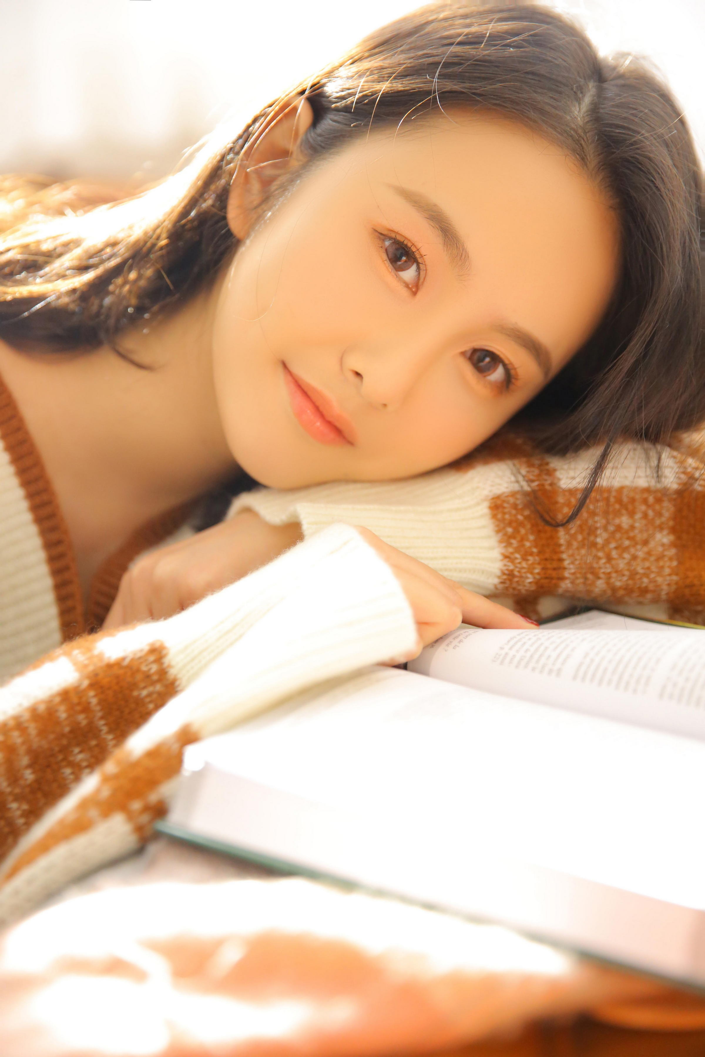 [YALAYI雅拉伊]2023.01.02 温暖的心 清纯少女 棕色毛衣加短裙居家写真集第6张