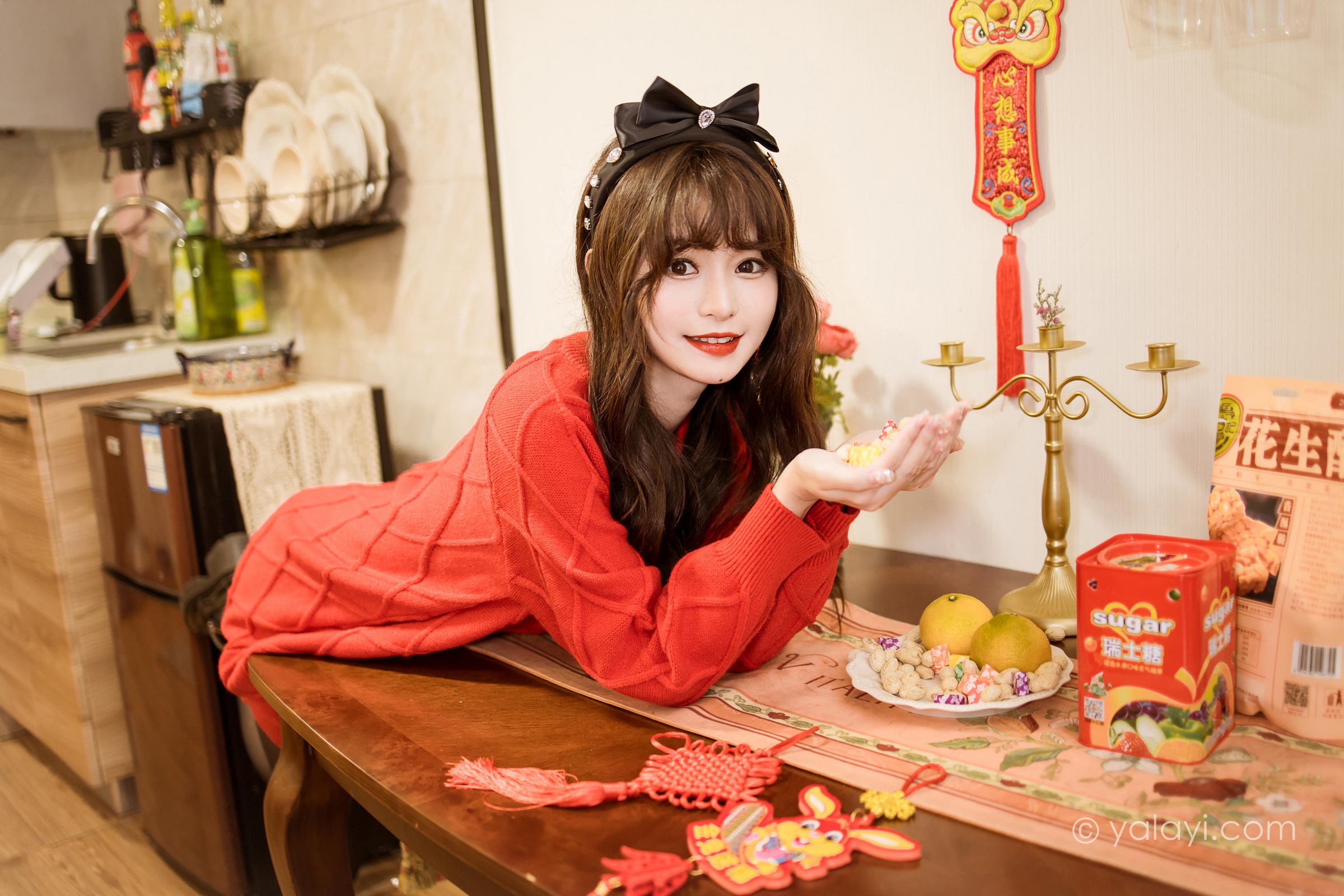 [YALAYI雅拉伊]2023.01.19 穿上你送的红毛衣 小亭 黑丝美腿居家性感写真集第5张