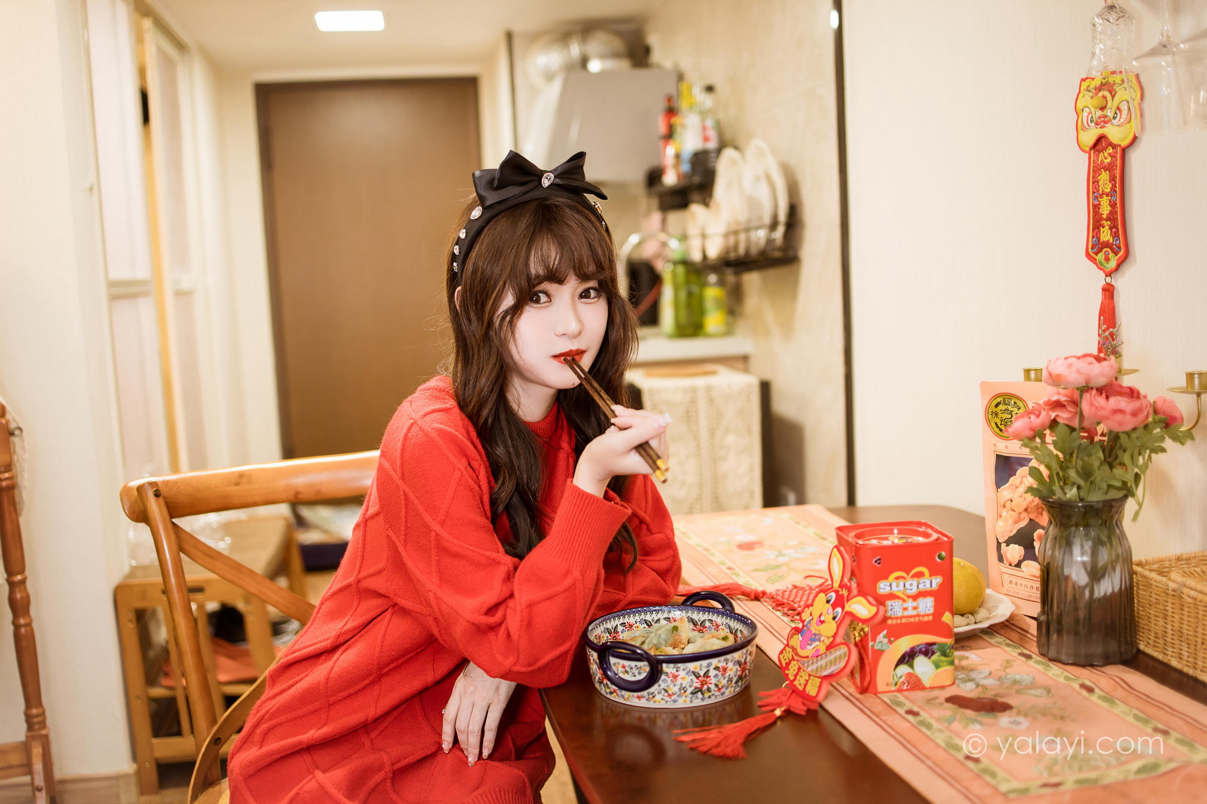 [YALAYI雅拉伊]2023.01.19 穿上你送的红毛衣 小亭 黑丝美腿居家性感写真集第9张