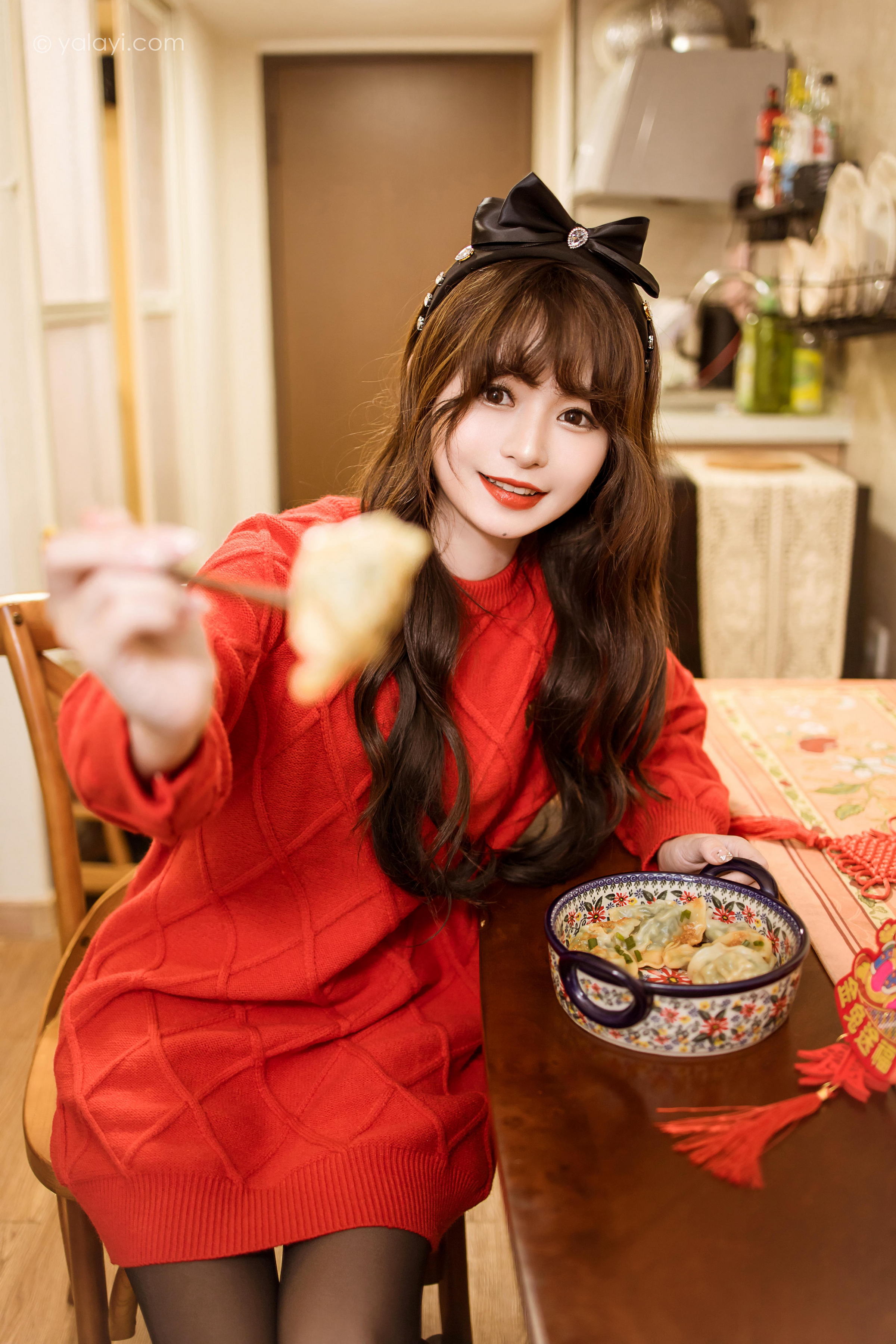 [YALAYI雅拉伊]2023.01.19 穿上你送的红毛衣 小亭 黑丝美腿居家性感写真集第10张