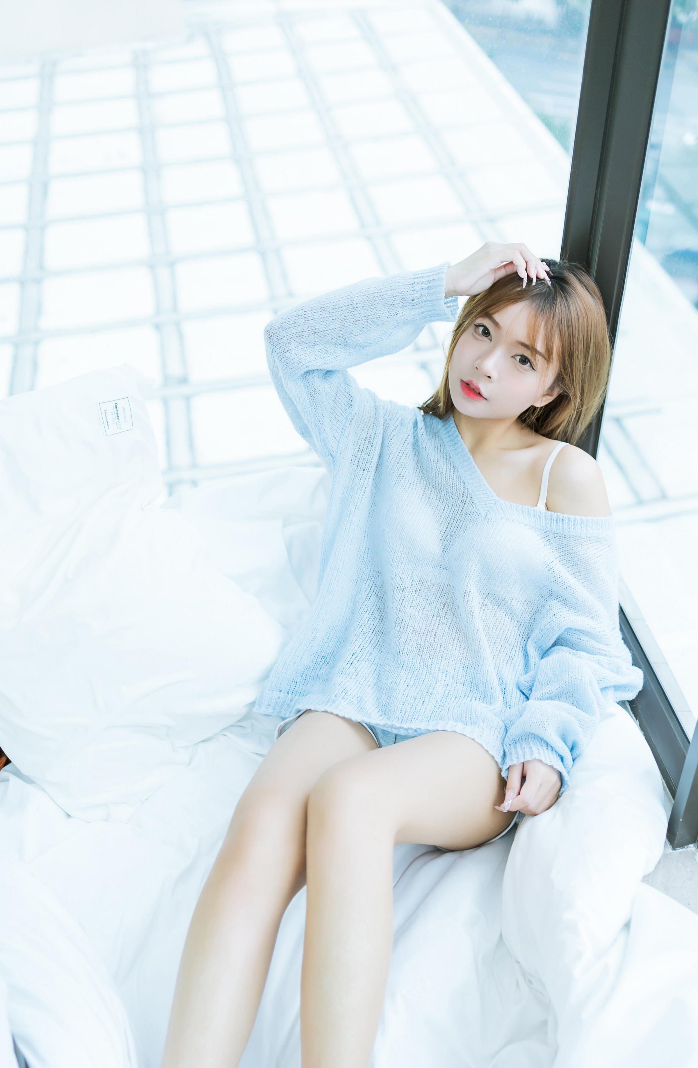 [YALAYI雅拉伊]2023.01.30 家有女友 阿禾 淡蓝色镂空毛衣加白色内衣性感写真集第2张