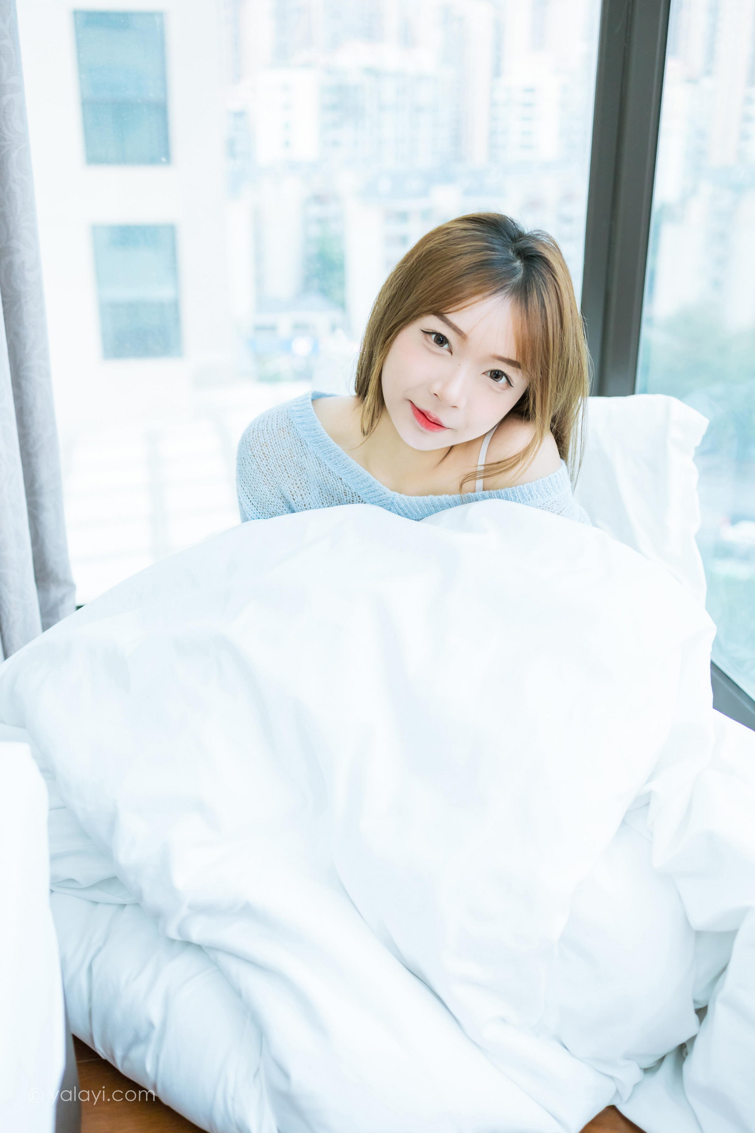 [YALAYI雅拉伊]2023.01.30 家有女友 阿禾 淡蓝色镂空毛衣加白色内衣性感写真集第4张