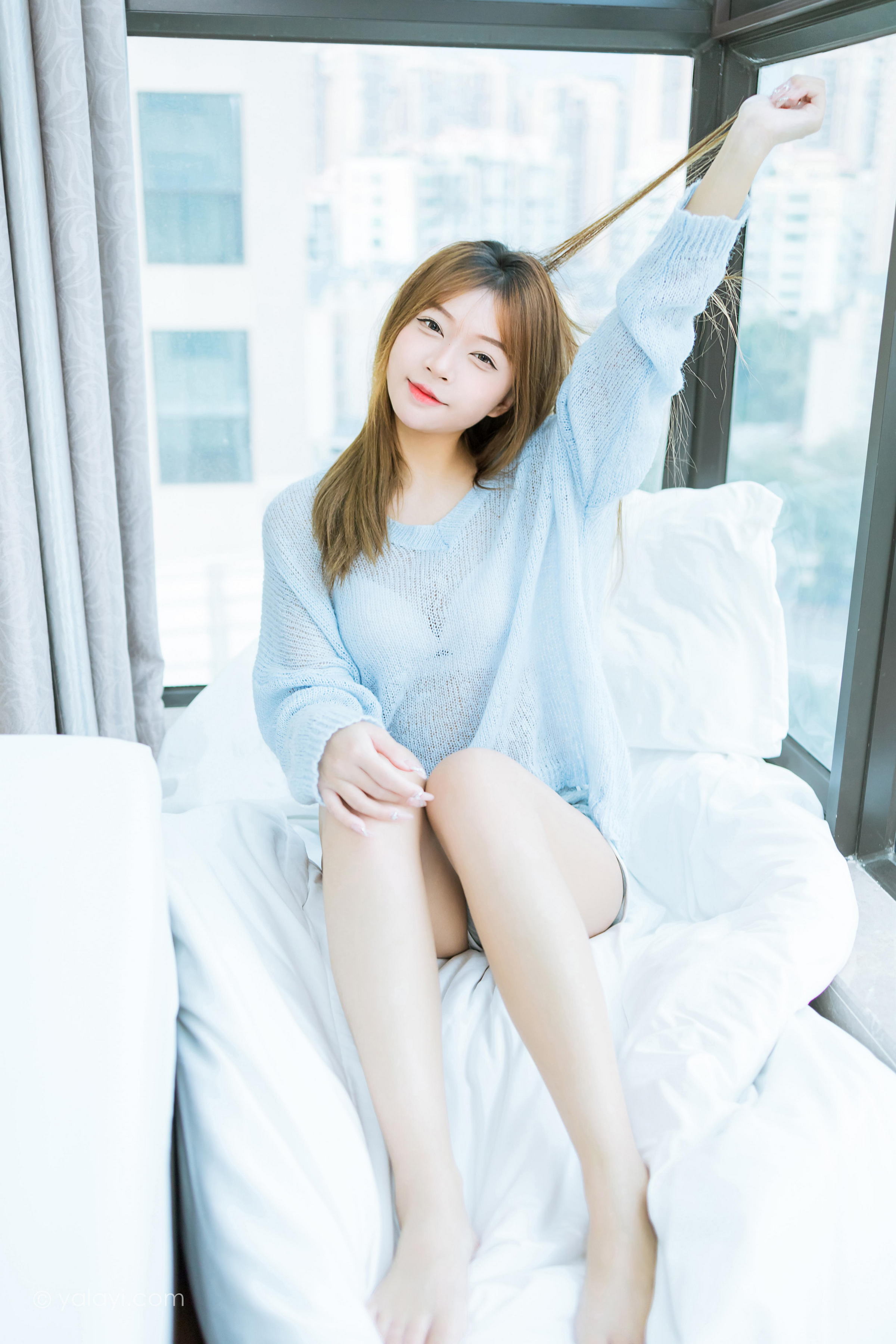 [YALAYI雅拉伊]2023.01.30 家有女友 阿禾 淡蓝色镂空毛衣加白色内衣性感写真集第5张