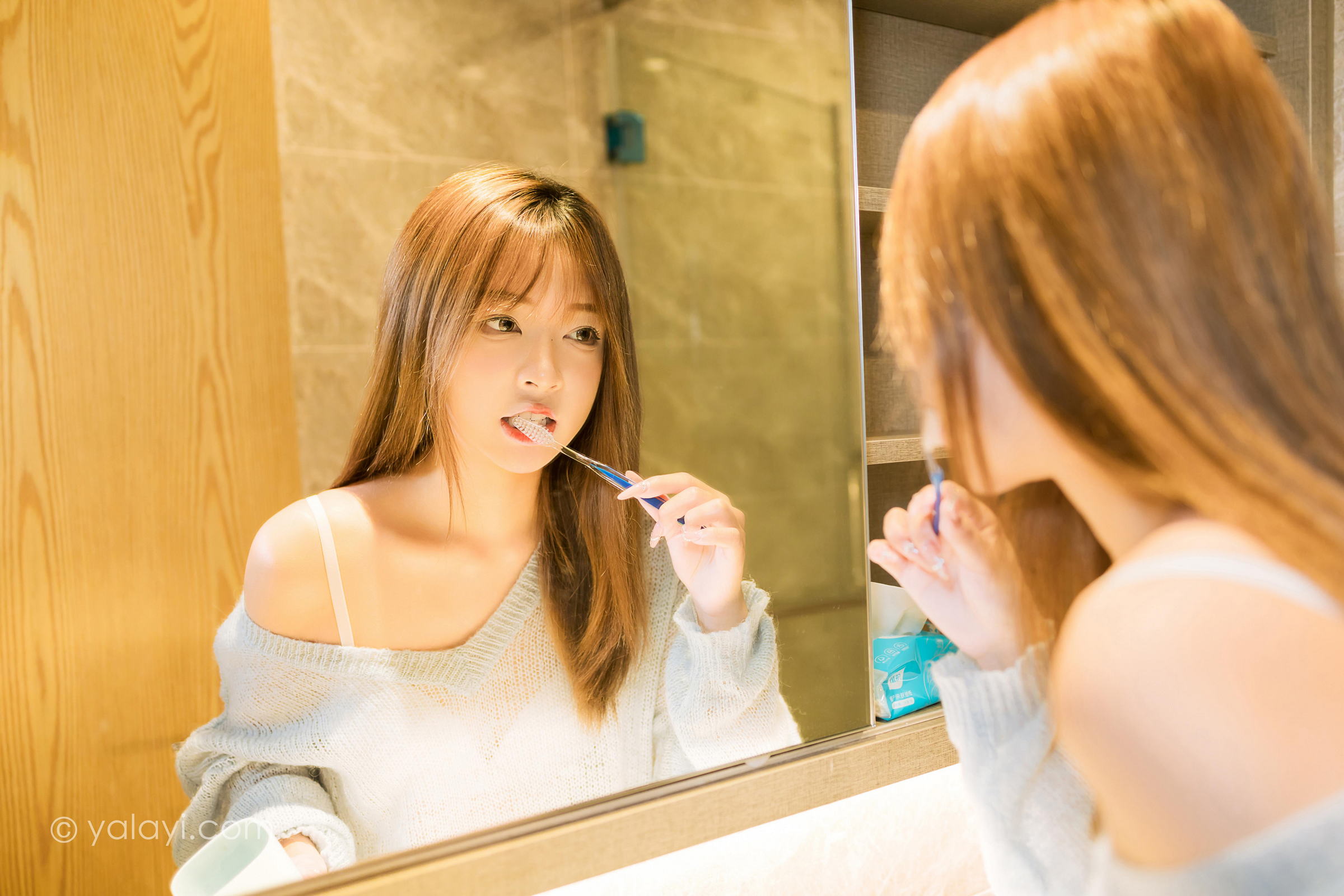 [YALAYI雅拉伊]2023.01.30 家有女友 阿禾 淡蓝色镂空毛衣加白色内衣性感写真集第13张