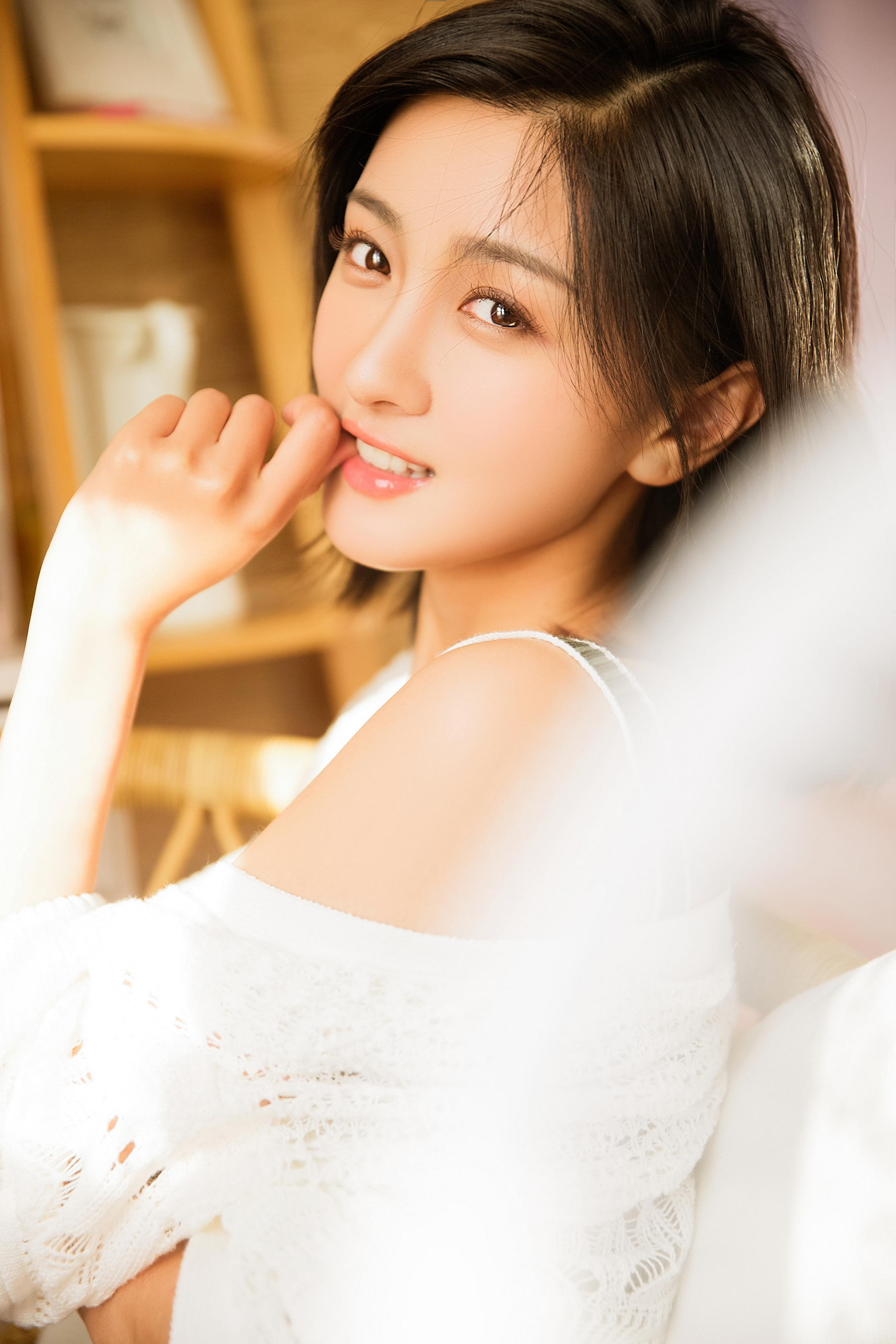 [YALAYI雅拉伊]2023.02.01 像第一次遇见你 清纯甜美小女友 白色镂空披肩与短裤加性感小背心私房写真集第11张