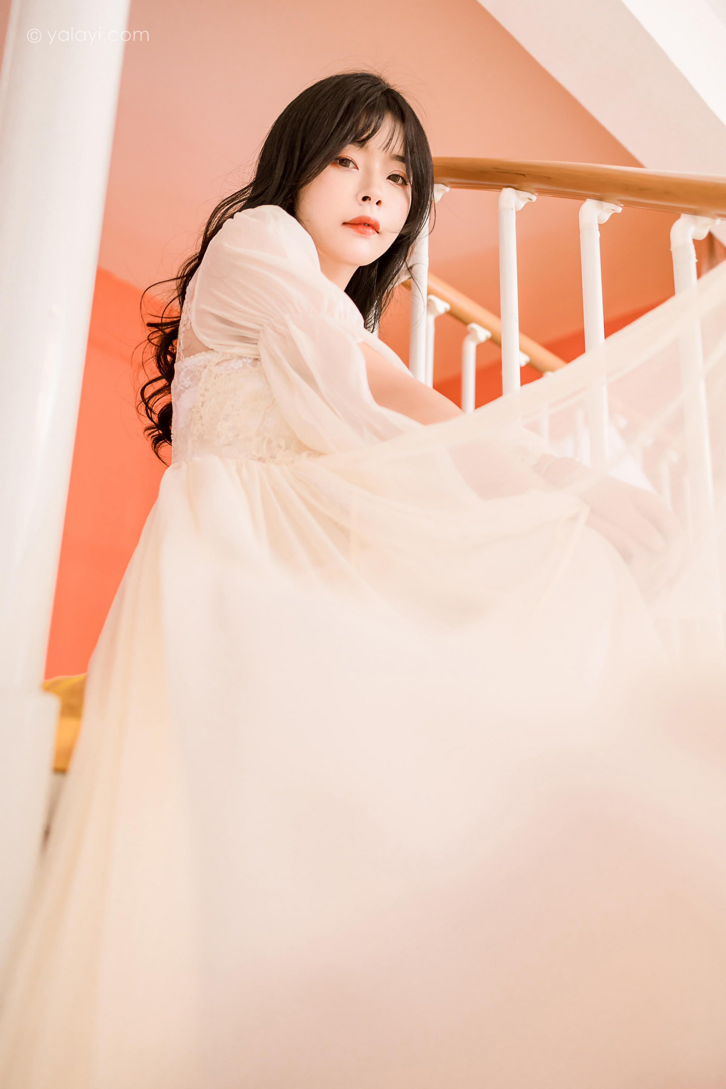 [YALAYI雅拉伊]2023.02.04 香浓的诱惑 程小蝶 白色透视披肩裙加蕾丝抹胸连衣裙性感写真集第2张