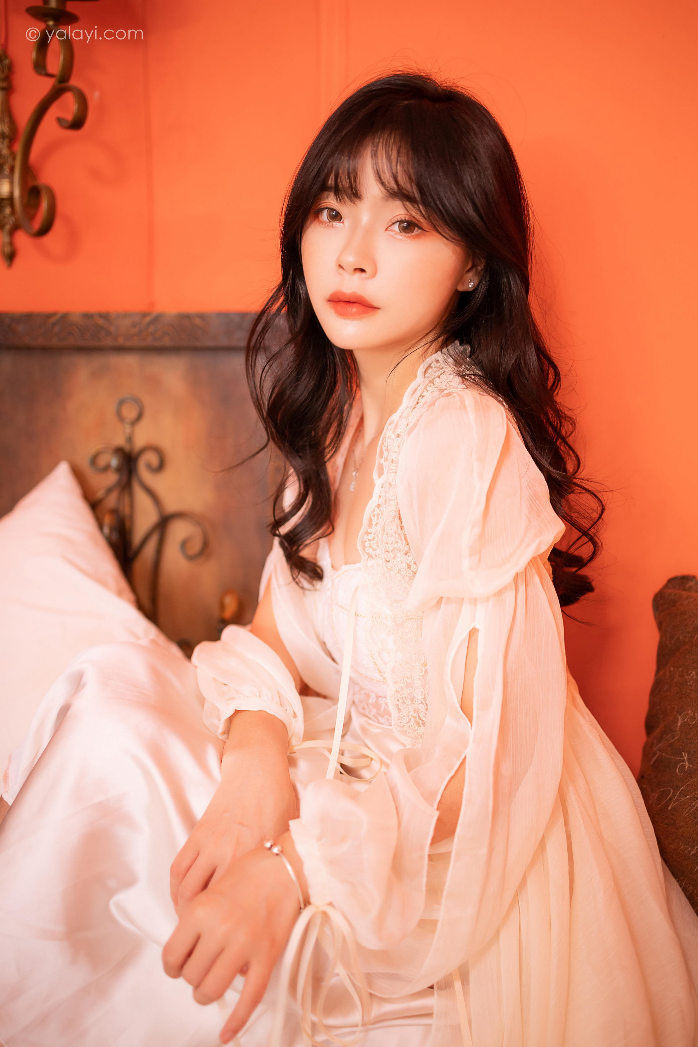 [YALAYI雅拉伊]2023.02.04 香浓的诱惑 程小蝶 白色透视披肩裙加蕾丝抹胸连衣裙性感写真集第4张