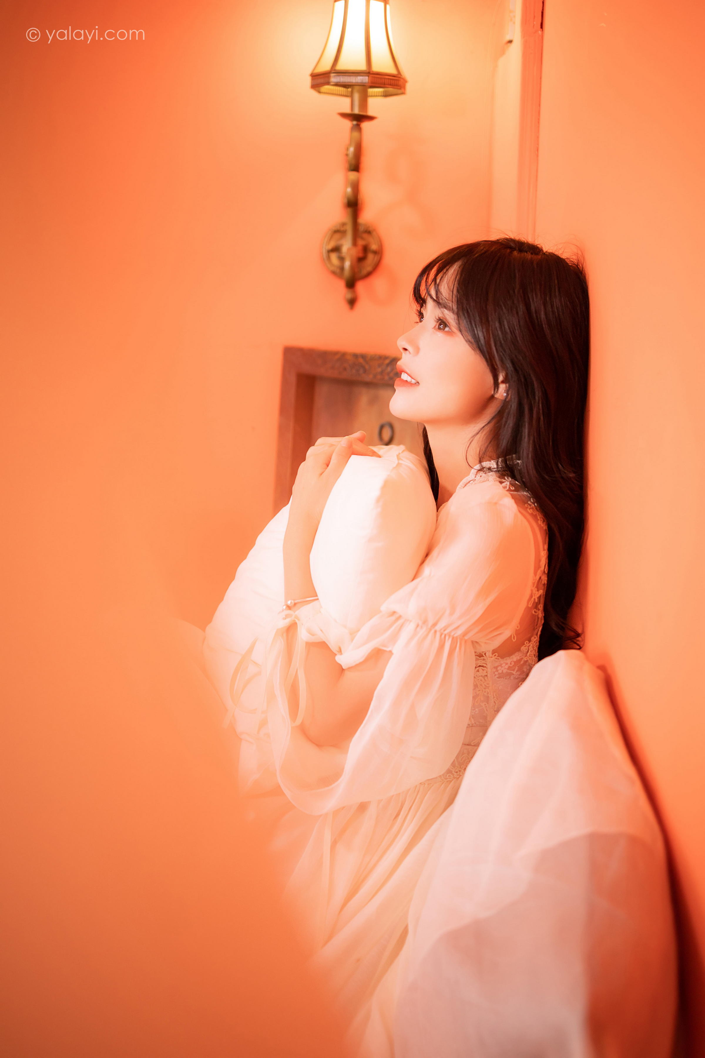 [YALAYI雅拉伊]2023.02.04 香浓的诱惑 程小蝶 白色透视披肩裙加蕾丝抹胸连衣裙性感写真集第9张